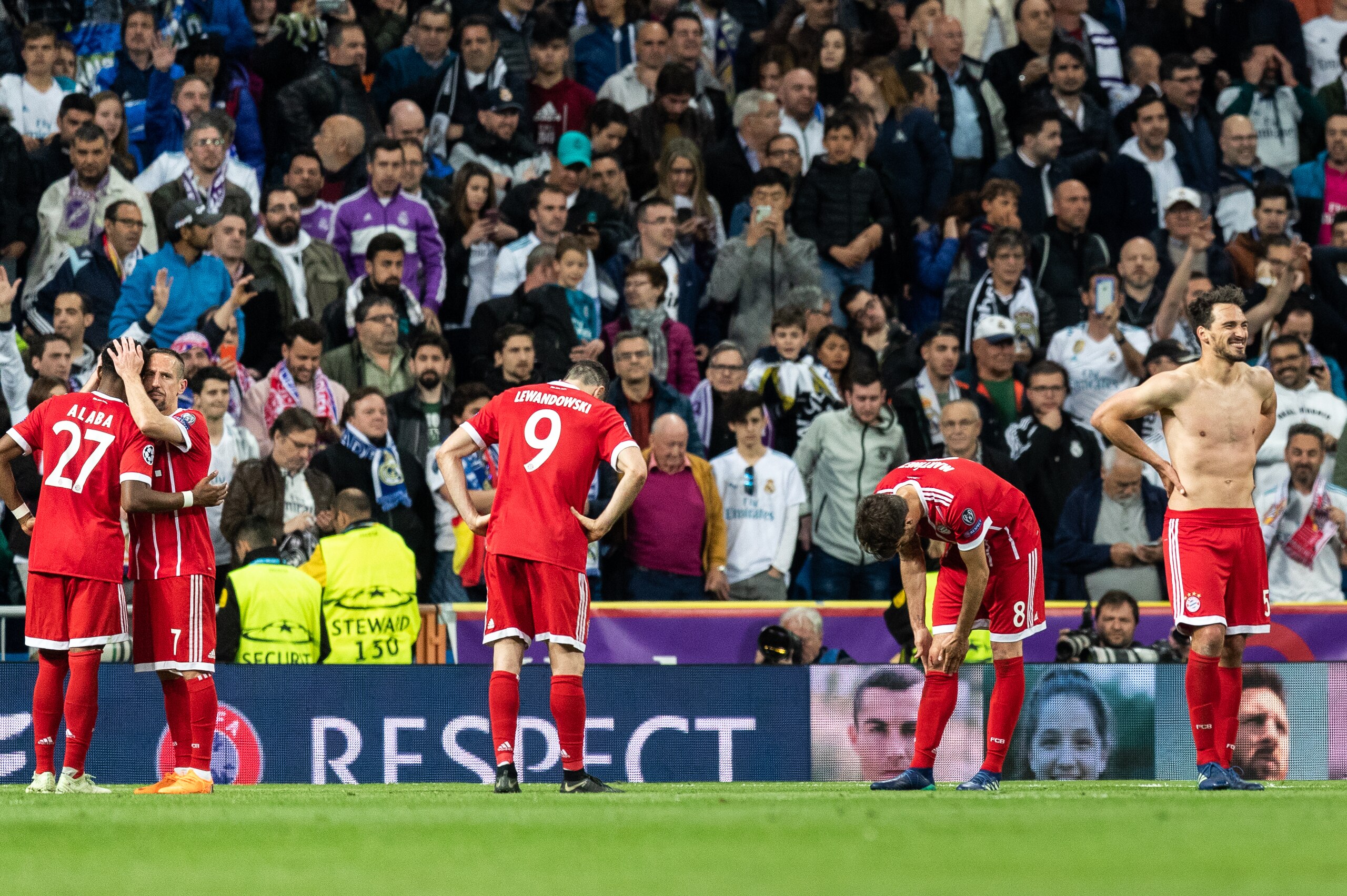 MADRID, SPAIN - MAY 01: Players of Bayern Muenchen look dejected after losing the UEFA Champions League Semi Final Second Leg match between Real Madrid and Bayern Muenchen at the Bernabeu on May 1, 2018 in Madrid, Spain. (Photo by Boris Streubel/Getty Ima