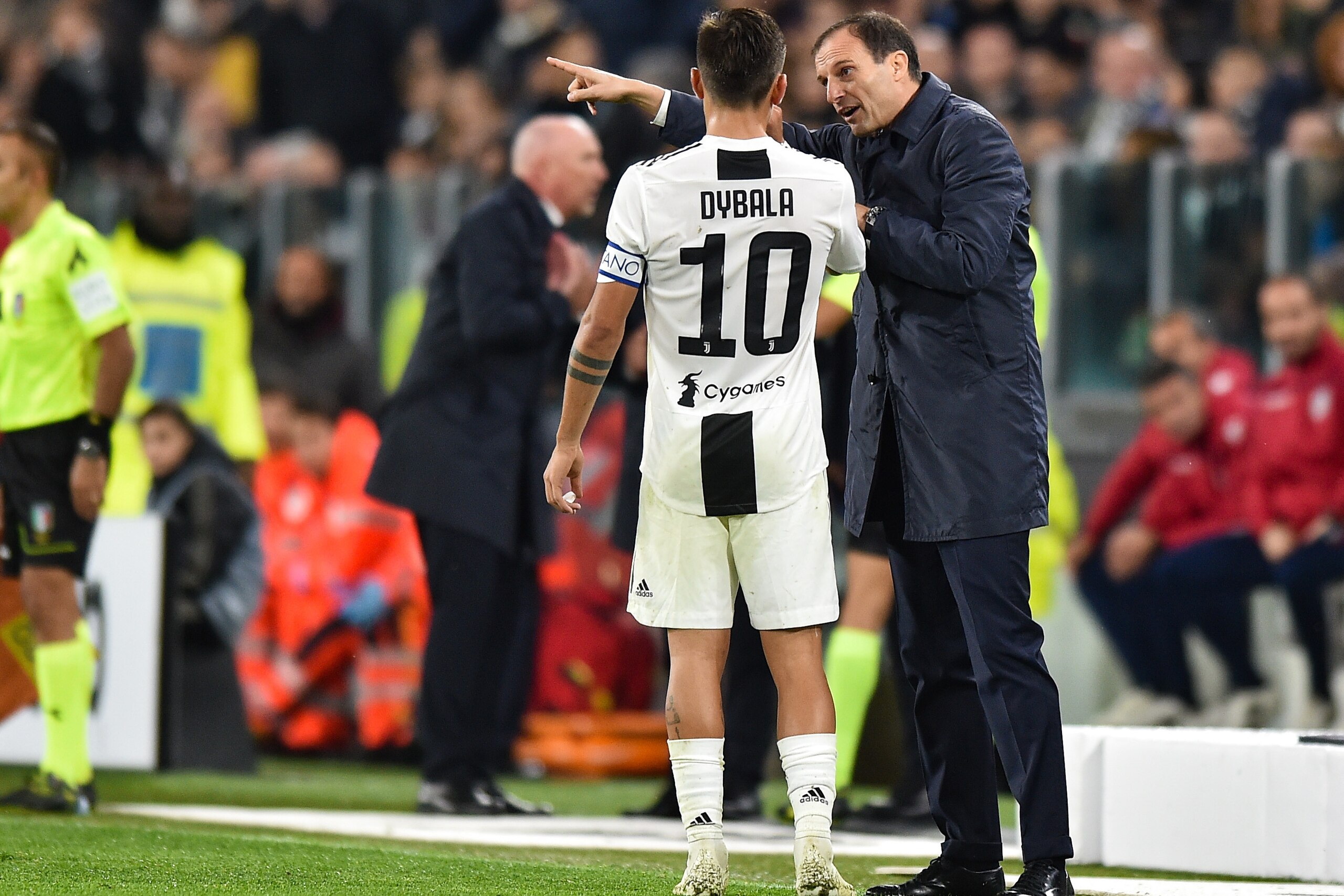 TURIN, ITALY - NOVEMBER 03: Paulo Dybala of Juventus talking Juventus head coach Massimiliano Allegri during the Serie A match between Juventus and Cagliari on November 3, 2018 in Turin, Italy. (Photo by Lukasz Laskowski/PressFocus/MB Media/Getty Images)