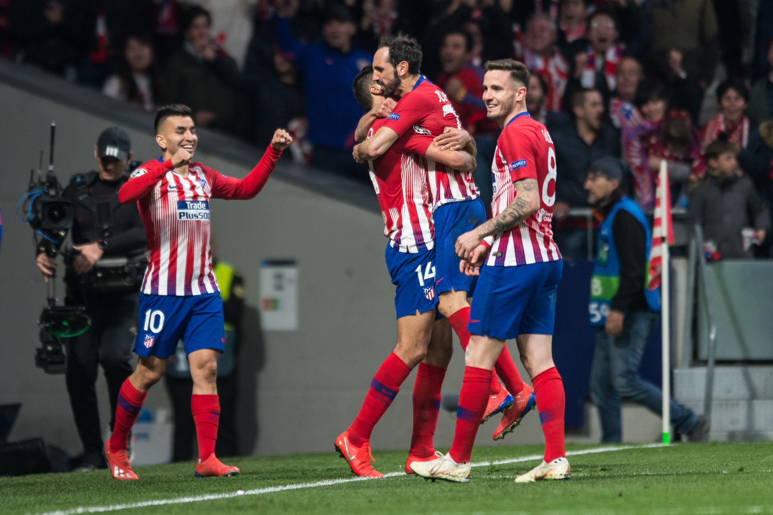 MADRID, SPAIN - FEBRUARY 20: Angel Correa of Atletico Madrid and Saul Niguez of Atletico Madrid celebrate the second goal of his team during the UEFA Champions League Round of 16 First Leg match between Club Atletico de Madrid and Juventus at Estadio Wand