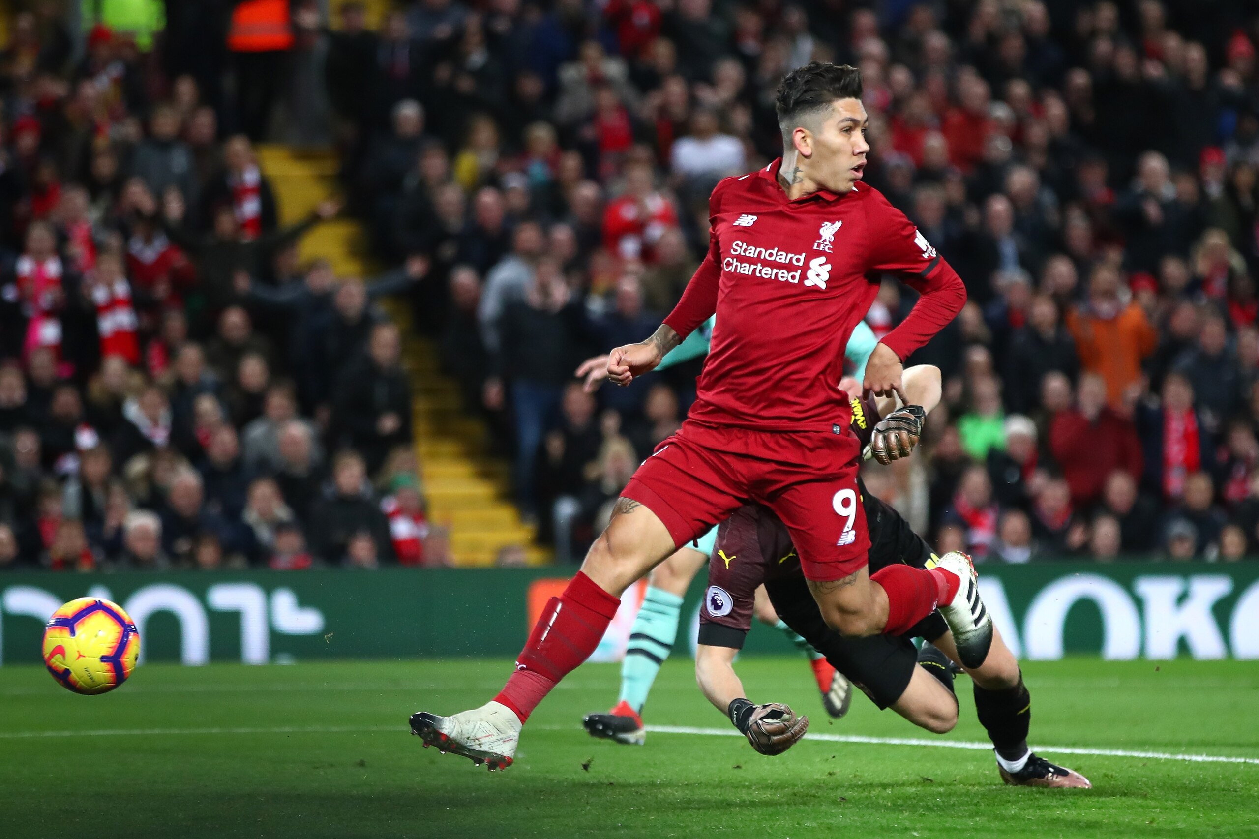 LIVERPOOL, ENGLAND - DECEMBER 29:  Roberto Firmino of Liverpool scores his sides first goal during the Premier League match between Liverpool FC and Arsenal FC at Anfield on December 29, 2018 in Liverpool, United Kingdom.  (Photo by Clive Brunskill/Getty 