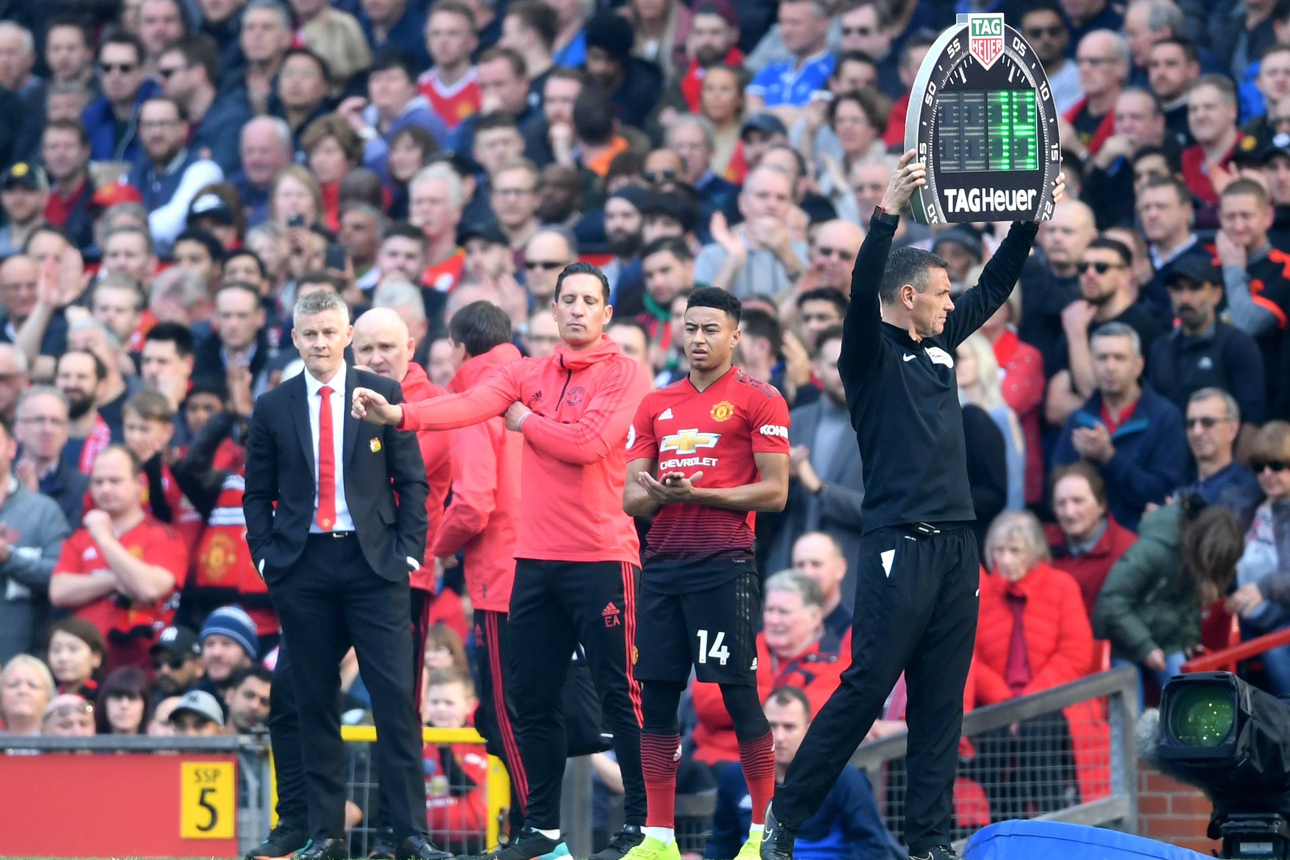 MANCHESTER, ENGLAND - FEBRUARY 24:  Ole Gunnar Solskjaer and Jesse Lingard of Manchester United prepare for Juan Mata of Manchester United to leave the field due to injury during the Premier League match between Manchester United and Liverpool FC at Old T