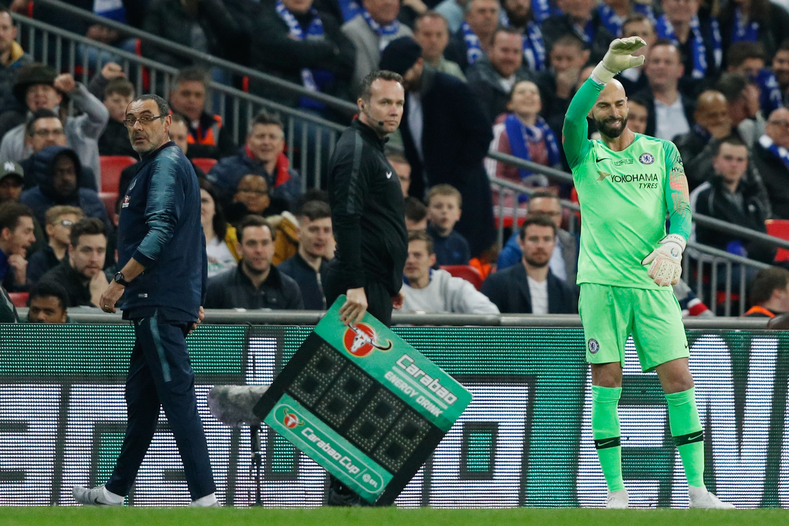 Chelsea's Italian head coach Maurizio Sarri (L) reacts after Chelsea's Spanish goalkeeper Kepa Arrizabalaga remains on the pitch after an attempt to substitute him for Chelsea's Argentinian goalkeeper Willy Caballero (R) during the English League Cup fin Chelsea's Italian head coach Maurizio Sarri (L) reacts after Chelsea's Spanish goalkeeper Kepa Arrizabalaga remains on the pitch after an attempt to substitute him for Chelsea's Argentinian goalkeeper Willy Caballero (R) during the English League Cup fin