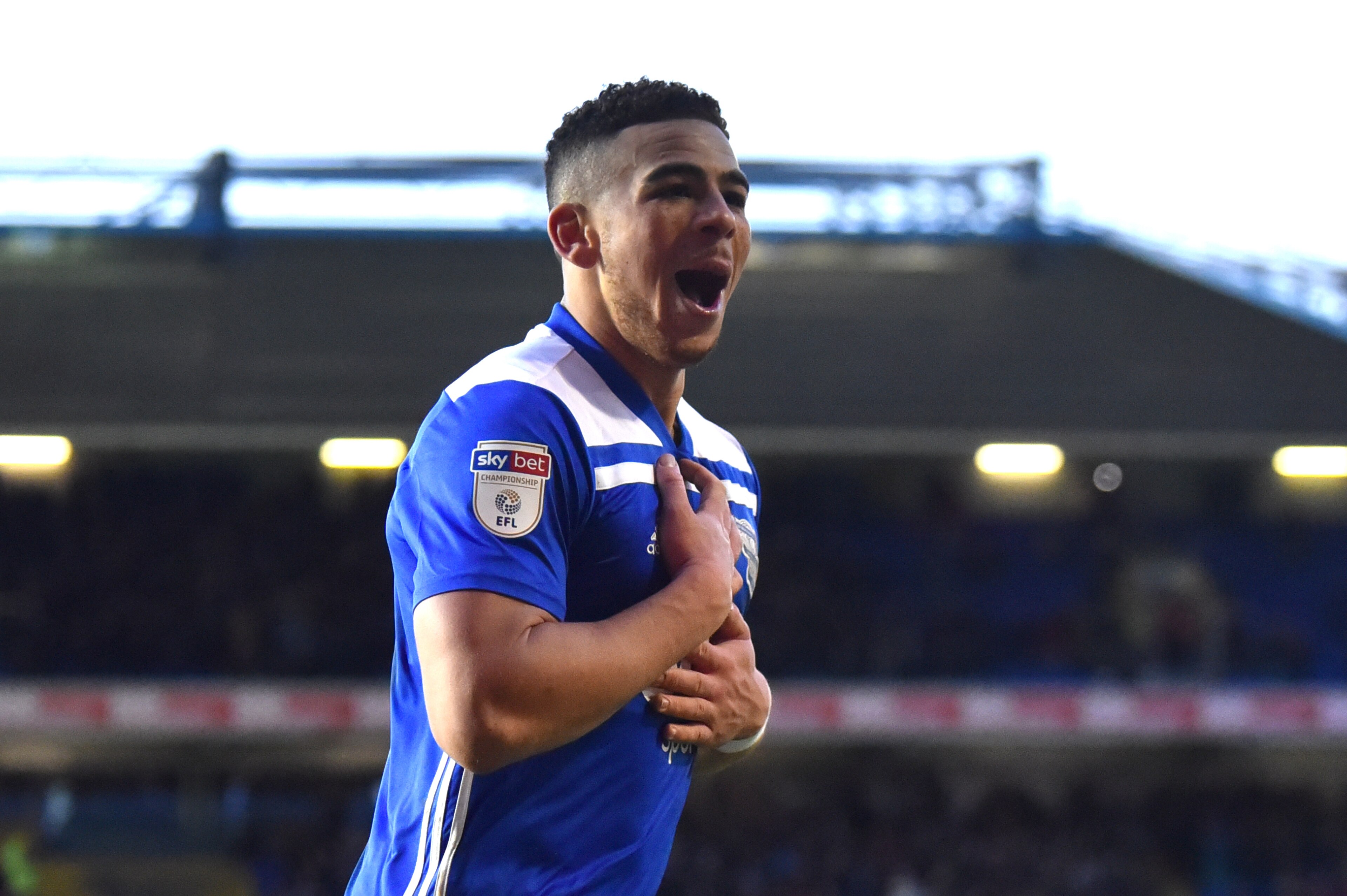 BIRMINGHAM, ENGLAND - FEBRUARY 02: Che Adams of Birmingham City celebrates after he scores a penalty during the Sky Bet Championship between Birmingham City and Nottingham Forest at St Andrew's Trillion Trophy Stadium on February 02, 2019 in Birmingham, E BIRMINGHAM, ENGLAND - FEBRUARY 02: Che Adams of Birmingham City celebrates after he scores a penalty during the Sky Bet Championship between Birmingham City and Nottingham Forest at St Andrew's Trillion Trophy Stadium on February 02, 2019 in Birmingham, E