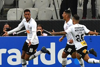 Gustavo (L) of Brazils Corinthians celebrates with teammates his goal against Argentina's Racing during their 2019 Copa Sudamericana football match held at Arena Corinthians stadium, in Sao Paulo, Brazil, on February 14, 2019. (Photo by NELSON ALMEIDA / A