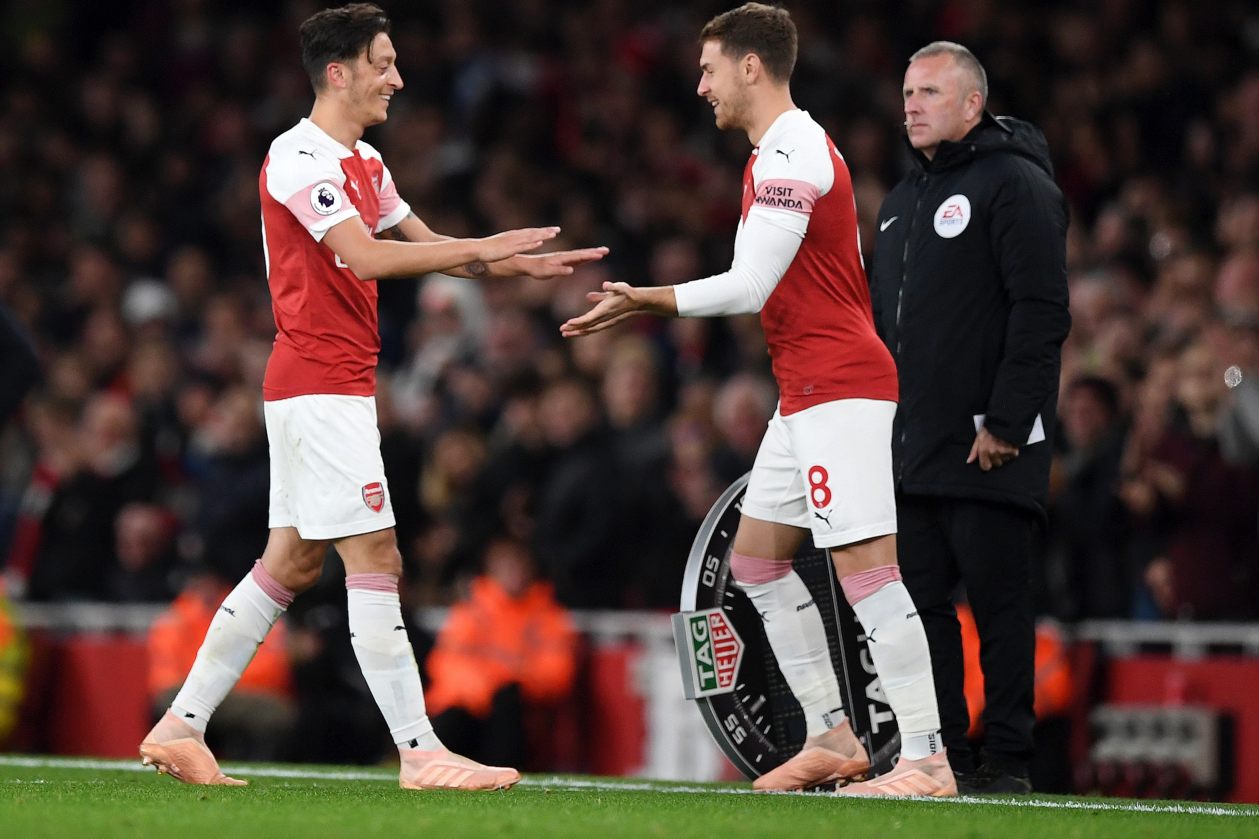LONDON, ENGLAND - OCTOBER 22:  Mesut Ozil of Arsenal is substituted for Aaron Ramsey of Arsenal during the Premier League match between Arsenal FC and Leicester City at Emirates Stadium on October 22, 2018 in London, United Kingdom.  (Photo by Shaun Botte