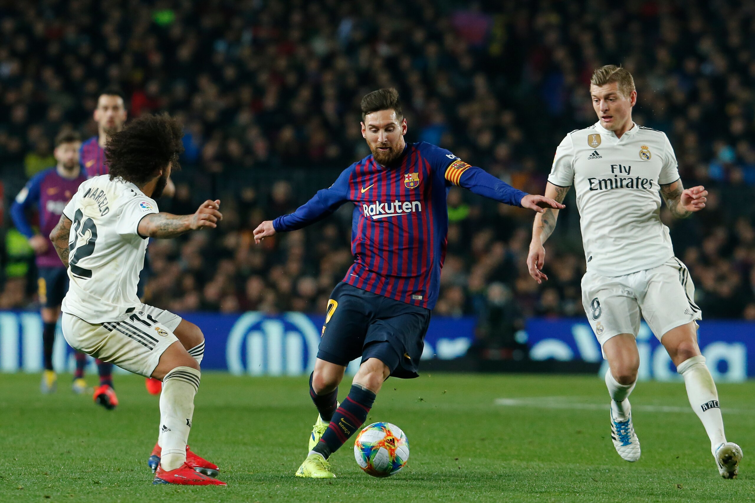 TOPSHOT - Barcelona's Argentinian forward Lionel Messi (C) vies for the ball with Real Madrid's Brazilian defender Marcelo (L) and Real Madrid's German midfielder Toni Kroos during the Spanish Copa del Rey (King's Cup) semi-final first leg football match 