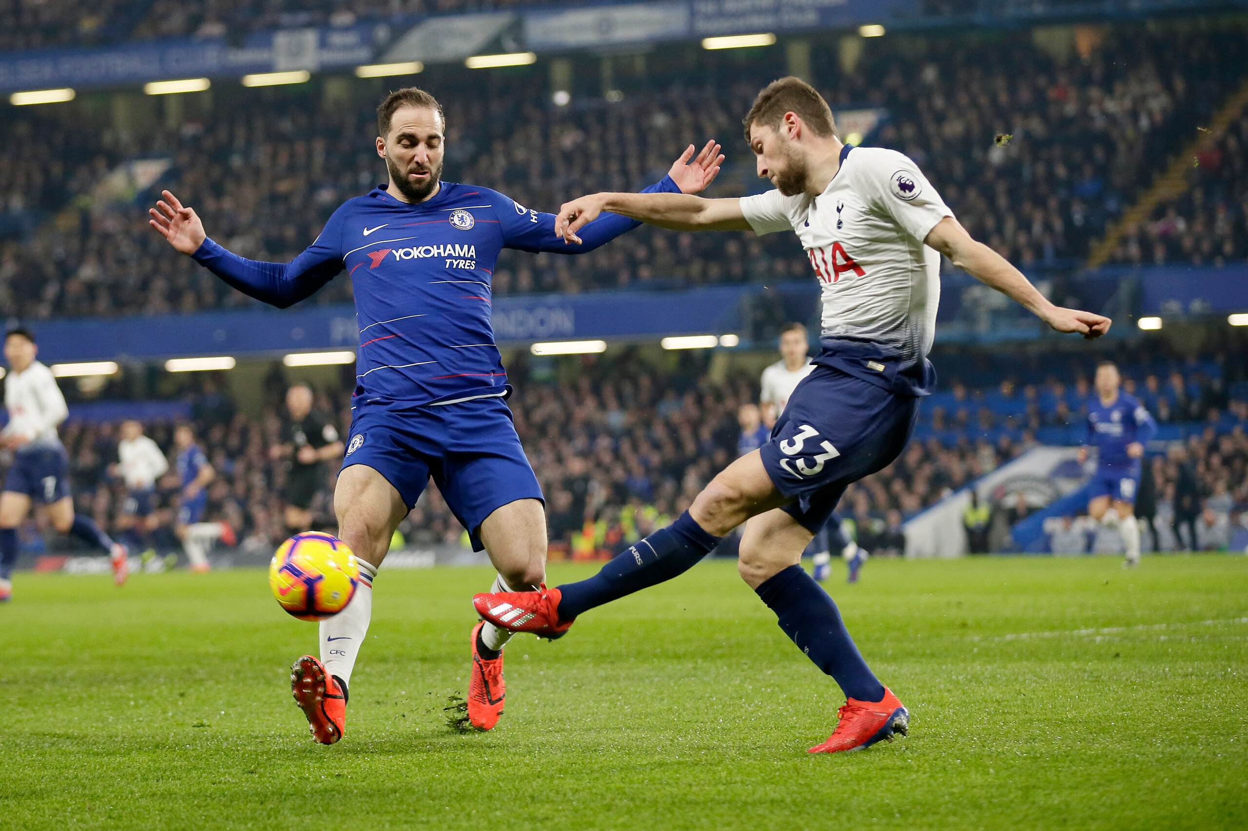 Chelsea aren't getting enough support to Higuain.