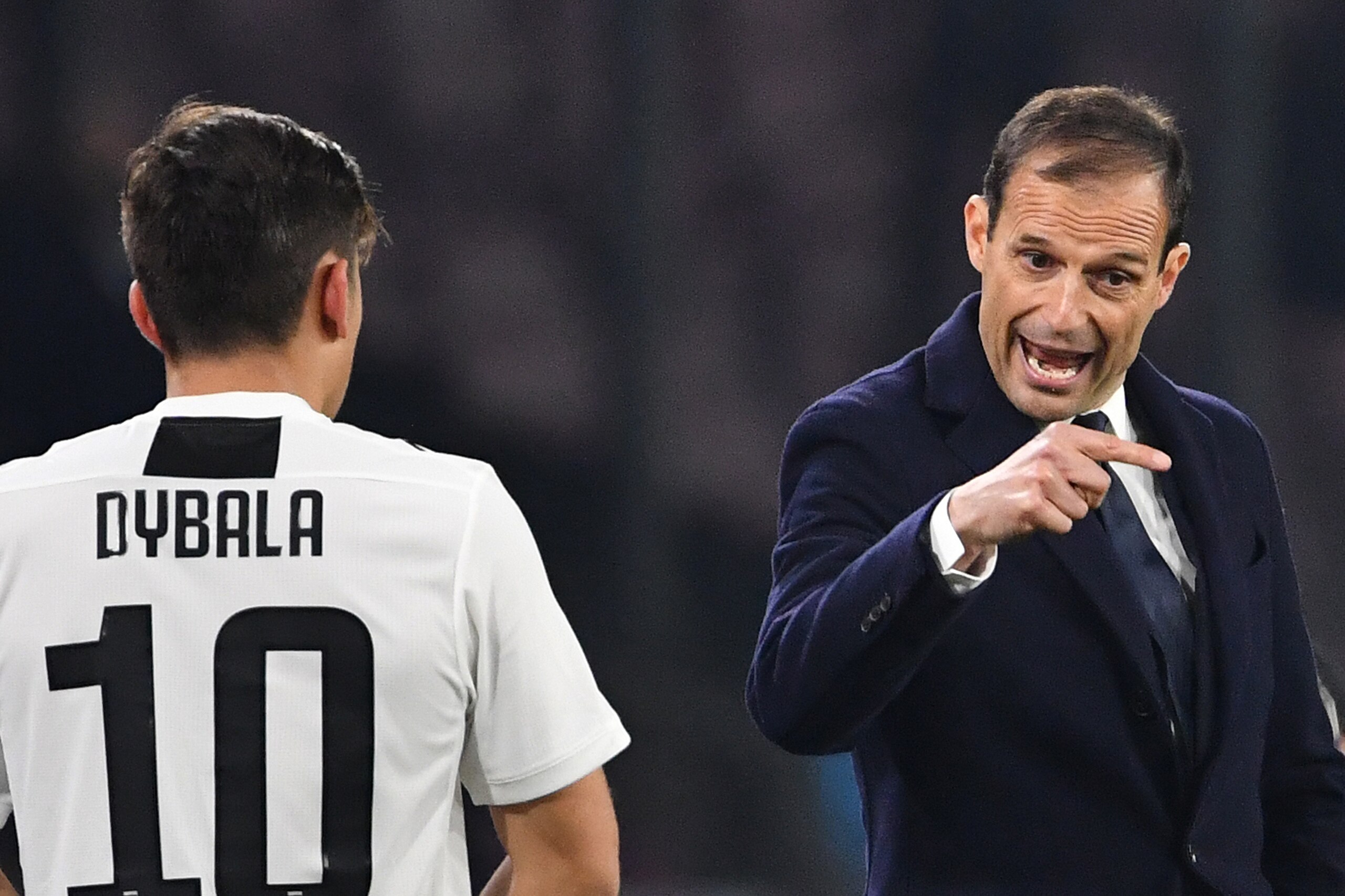 Juventus' Italian coach Massimiliano Allegri (R) speaks with Juventus' Argentine forward Paulo Dybala during the Italian Serie A football match between Napoli and Juventus on March 3, 2019, at the San Paolo Stadium in Naples. (Photo by Alberto PIZZOLI / A Juventus' Italian coach Massimiliano Allegri (R) speaks with Juventus' Argentine forward Paulo Dybala during the Italian Serie A football match between Napoli and Juventus on March 3, 2019, at the San Paolo Stadium in Naples. (Photo by Alberto PIZZOLI / A