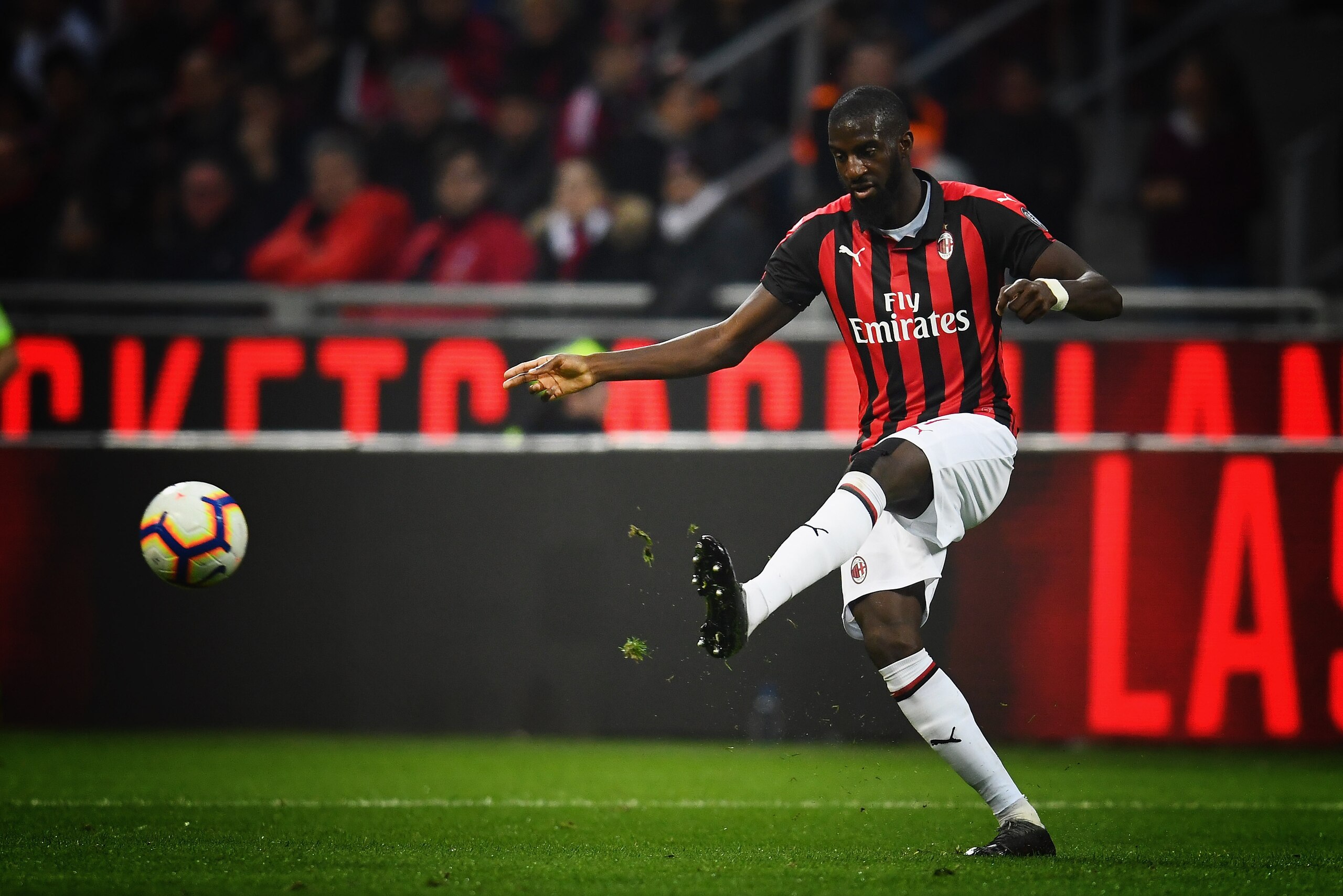 MILAN, ITALY - MARCH 02: Tiémoué Bakayoko of AC Milan in action during the Serie A match between AC Milan and US Sassuolo at Stadio Giuseppe Meazza on March 3, 2019 in Milan, Italy. (Photo by Claudio Villa./Getty Images) MILAN, ITALY - MARCH 02: Tiémoué Bakayoko of AC Milan in action during the Serie A match between AC Milan and US Sassuolo at Stadio Giuseppe Meazza on March 3, 2019 in Milan, Italy. (Photo by Claudio Villa./Getty Images)