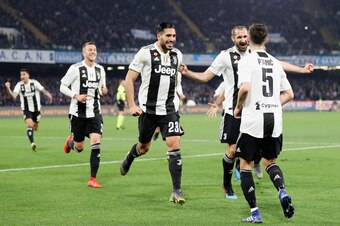 NAPLES, ITALY - MARCH 03: Players of Juventus celebrate the 0-1 goal scored by Miralem Pjanic during the Serie A match between SSC Napoli and Juventus at Stadio San Paolo on March 3, 2019 in Naples, Italy.  (Photo by Francesco Pecoraro/Getty Images)