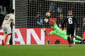 PARIS, FRANCE - MARCH 06:  Marcus Rashford of Manchester United scores the penalty shoot of the victory over Gianluigi Buffon of Paris Saint-Germain during the UEFA Champions League Round of 16 Second Leg match between Paris Saint-Germain (PSG) and Manche