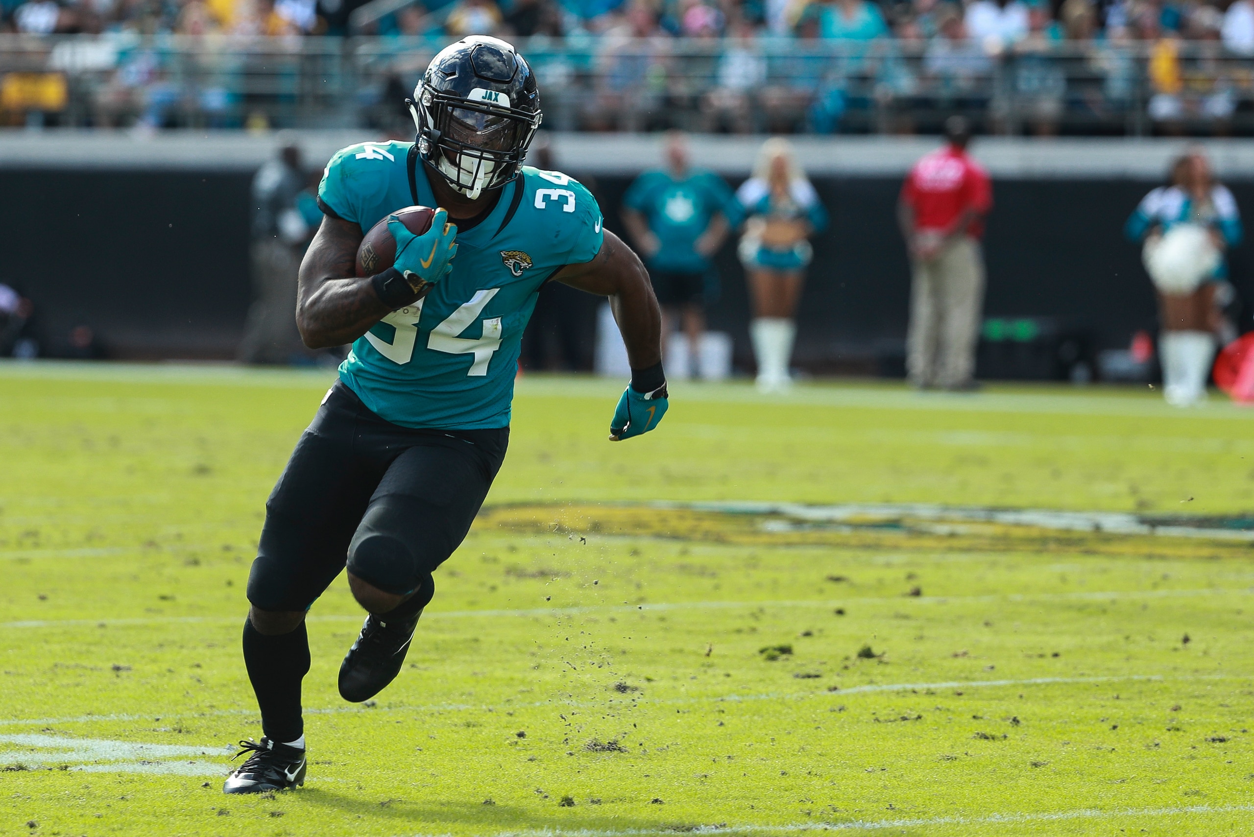 JACKSONVILLE, FL - NOVEMBER 18: Carlos Hyde #34 of the Jacksonville Jaguars runs with the ball during the first half against the Pittsburgh Steelers at TIAA Bank Field on November 18, 2018 in Jacksonville, Florida.  (Photo by Scott Halleran/Getty Images)