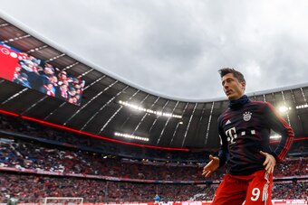MUNICH, GERMANY - MARCH 09: Robert Lewandowski of Bayern Muenchen warms up prior to the Bundesliga match between FC Bayern Muenchen and VfL Wolfsburg at Allianz Arena on March 09, 2019 in Munich, Germany. (Photo by TF-Images/Getty Images)