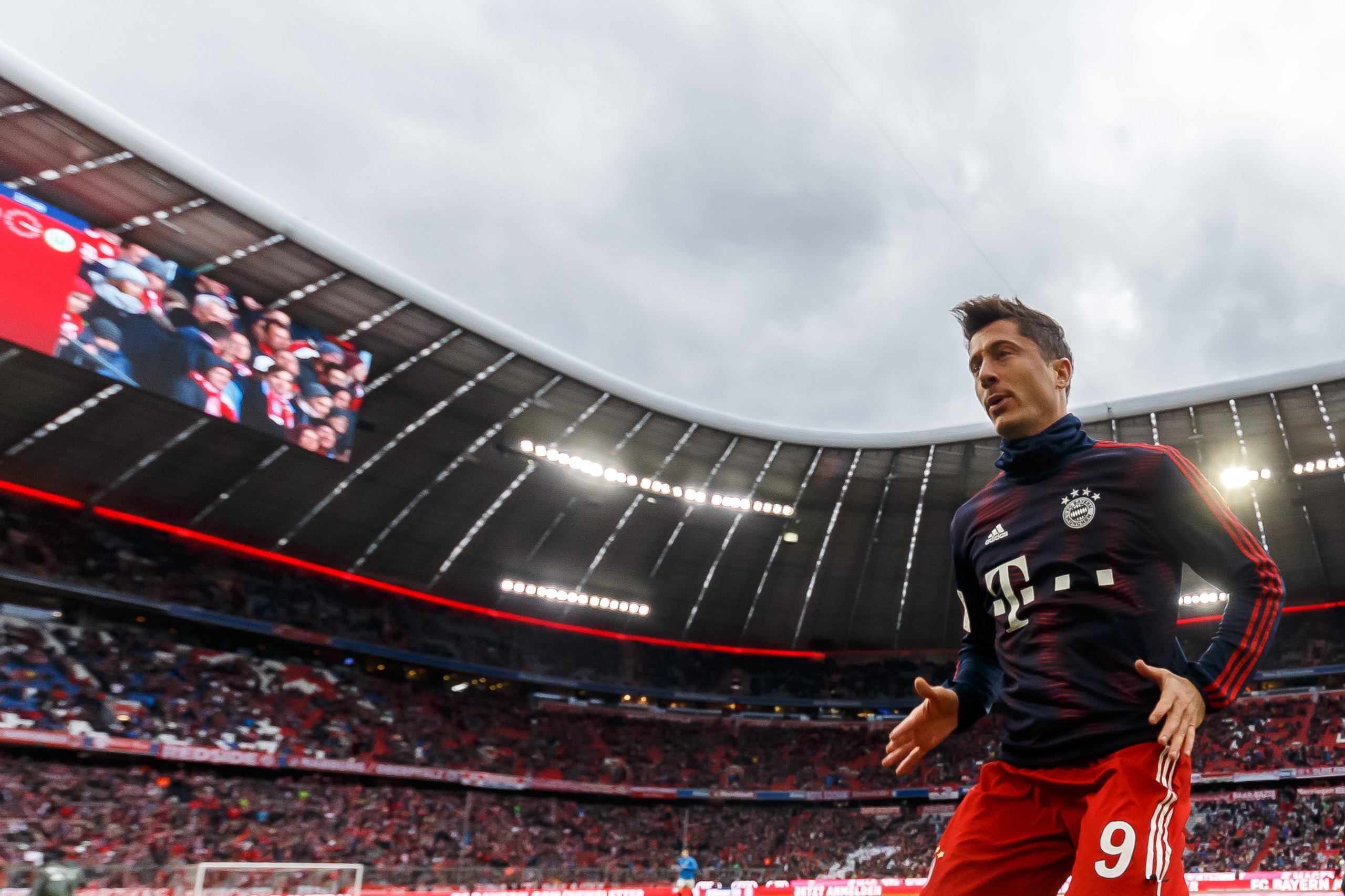 MUNICH, GERMANY - MARCH 09: Robert Lewandowski of Bayern Muenchen warms up prior to the Bundesliga match between FC Bayern Muenchen and VfL Wolfsburg at Allianz Arena on March 09, 2019 in Munich, Germany. (Photo by TF-Images/Getty Images)