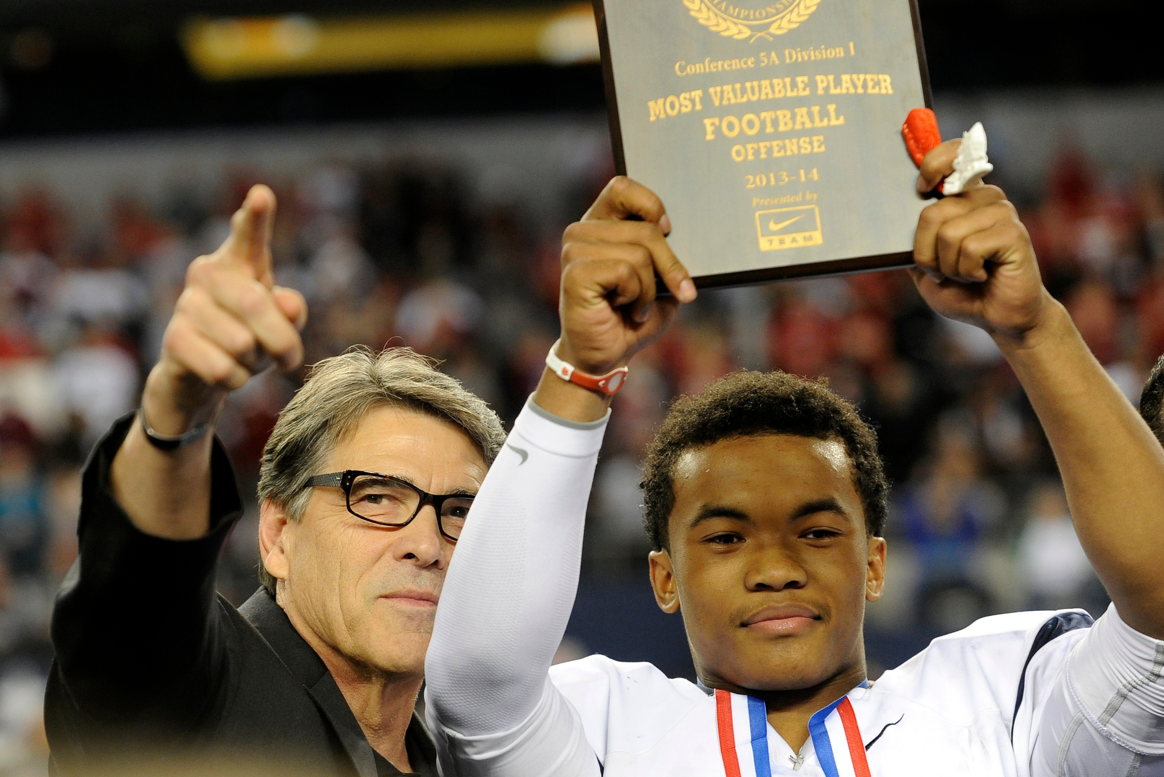 Murray poses with former Texas governor Rick Perry after winning MVP in the state title game.