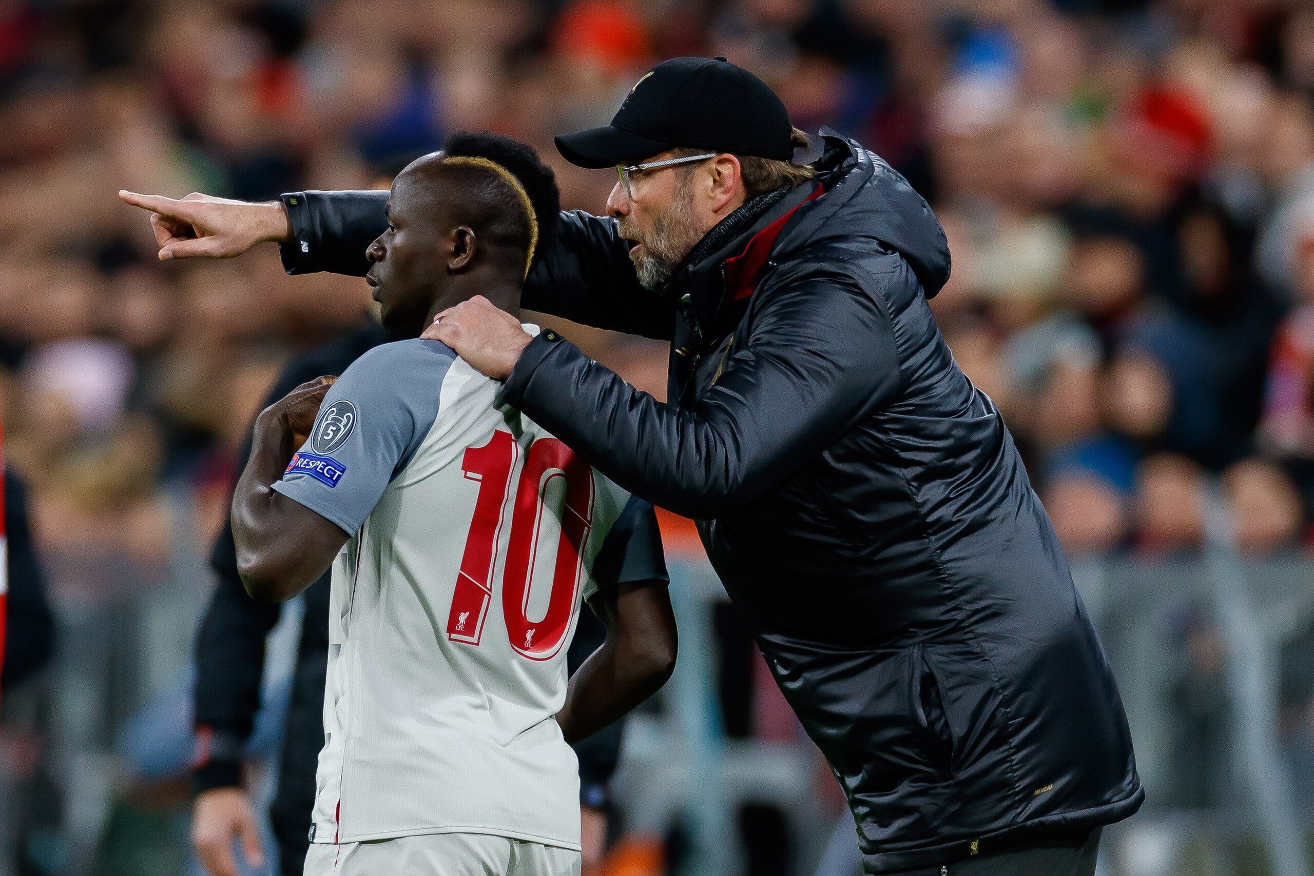 MUNICH, GERMANY - MARCH 13: head coach Juergen Klopp of Liverpool speaks with Sadio Mane of Liverpool during the UEFA Champions League Round of 16 Second Leg match between FC Bayern Muenchen and Liverpool at Allianz Arena on March 13, 2019 in Munich, Germ