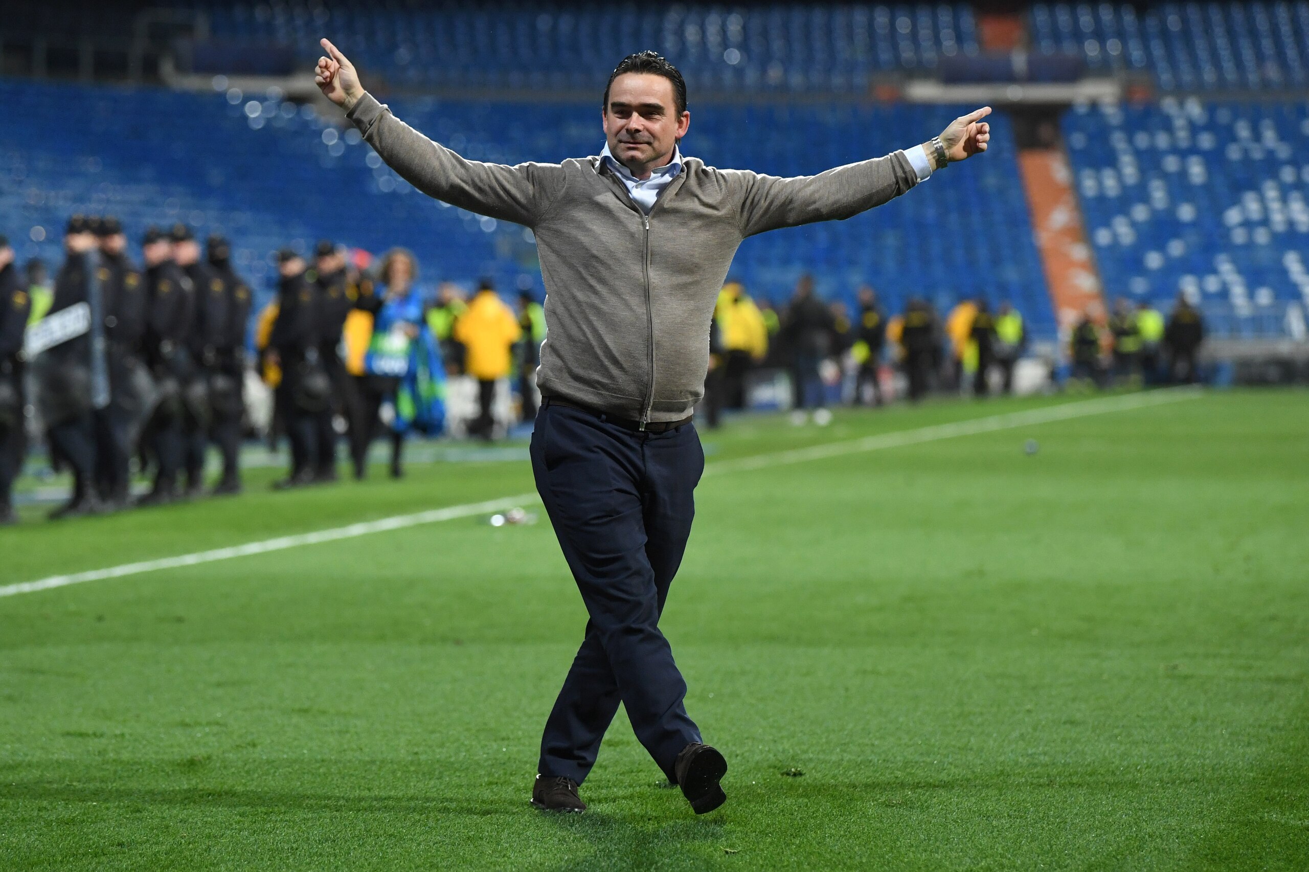 MADRID, SPAIN - MARCH 05: Marc Overmars celebrates victory after the UEFA Champions League Round of 16 Second Leg match between Real Madrid and Ajax at Bernabeu on March 05, 2019 in Madrid, Spain. (Photo by David Ramos/Getty Images) MADRID, SPAIN - MARCH 05: Marc Overmars celebrates victory after the UEFA Champions League Round of 16 Second Leg match between Real Madrid and Ajax at Bernabeu on March 05, 2019 in Madrid, Spain. (Photo by David Ramos/Getty Images)