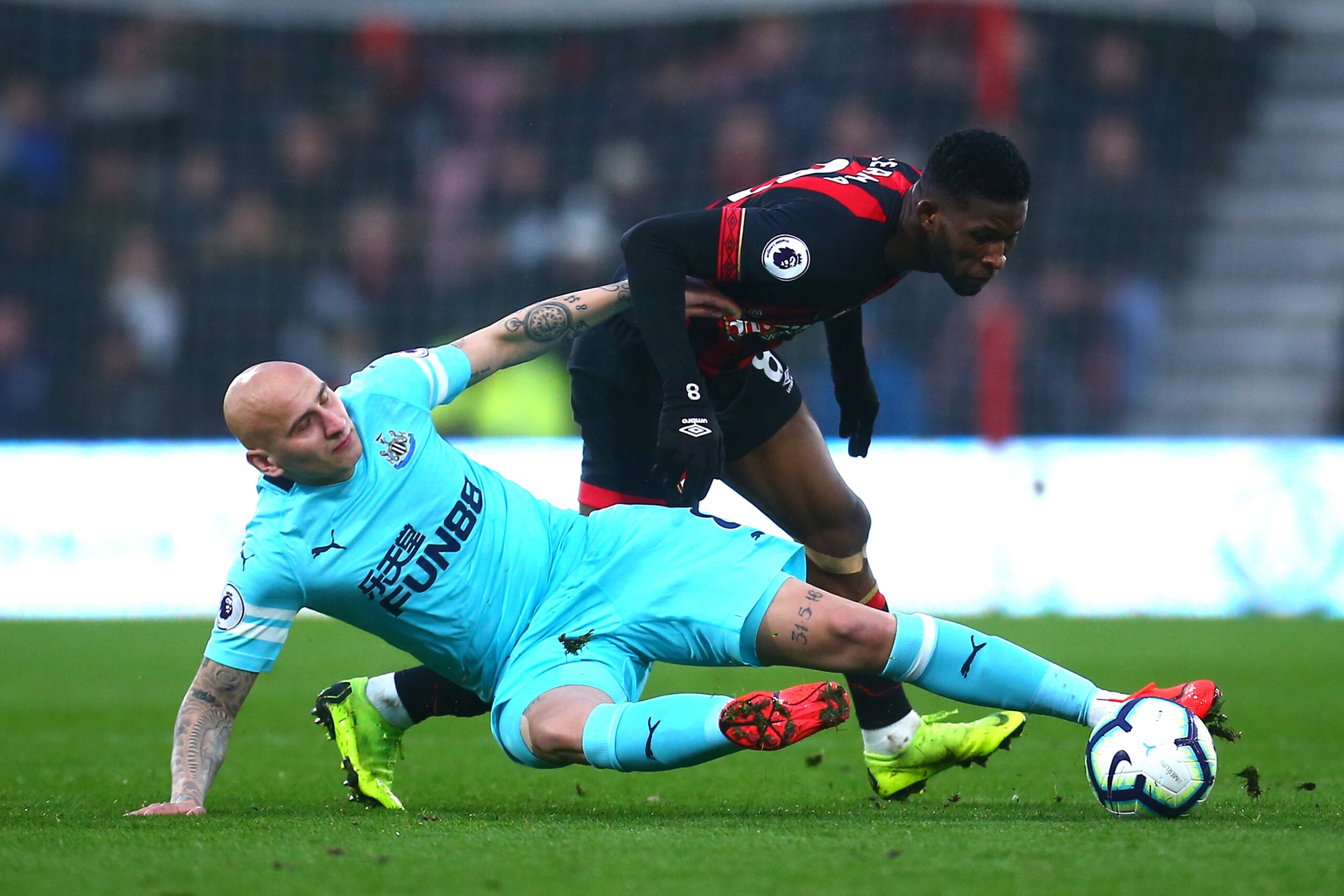 BOURNEMOUTH, ENGLAND - MARCH 16: Jefferson Lerma of AFC Bournemouth is challenged by Jonjo Shelvey of Newcastle United during the Premier League match between AFC Bournemouth and Newcastle United at Vitality Stadium on March 16, 2019 in Bournemouth, Unite
