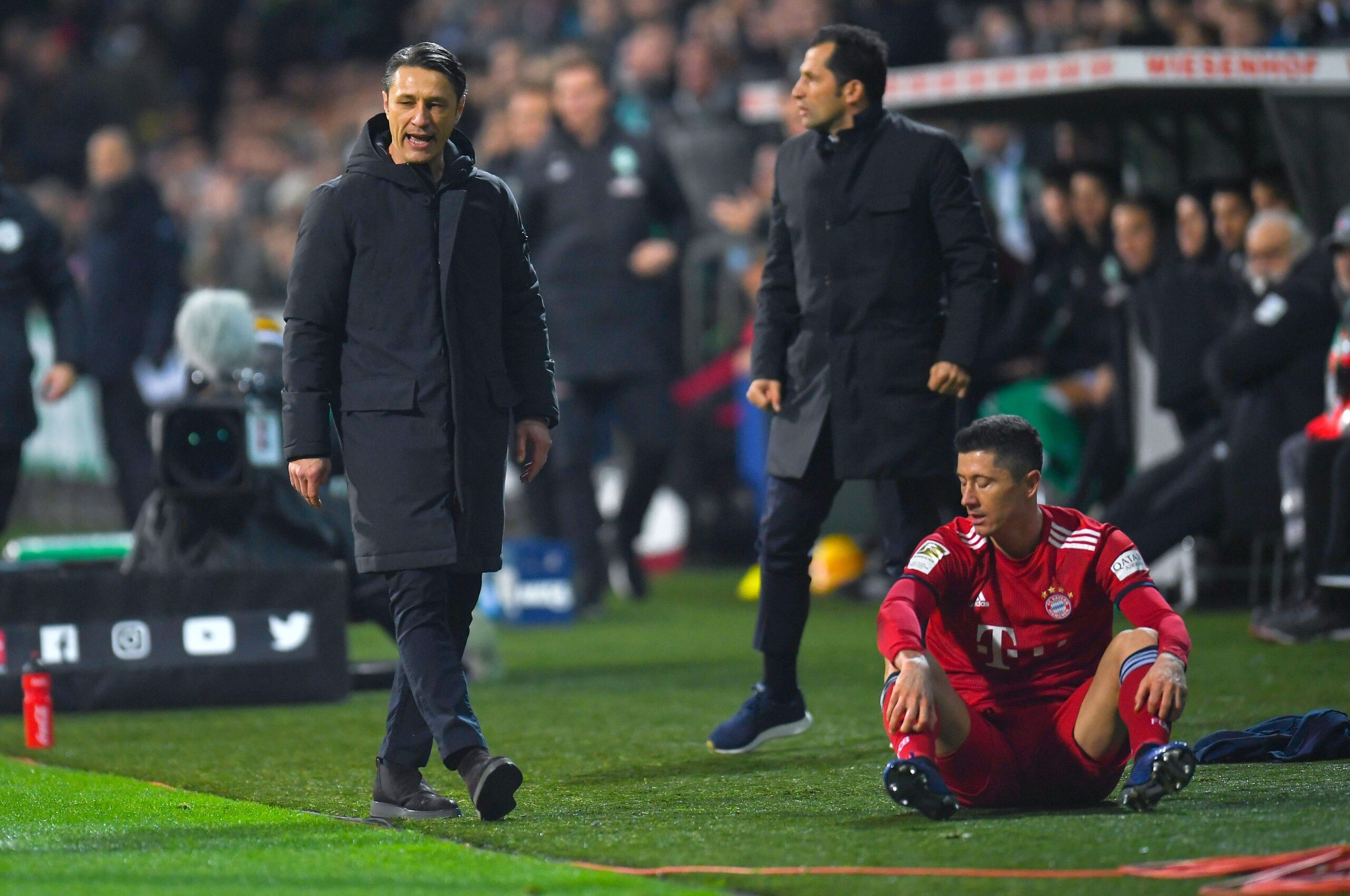 Bayern Munich's Polish forward Robert Lewandowski and Bayern Munich's Croatian coach Niko Kovac (L) react after the German first division Bundesliga football match between Werder Bremen and FC Bayern Munich in Bremen, northern Germany on December 1, 2018.
