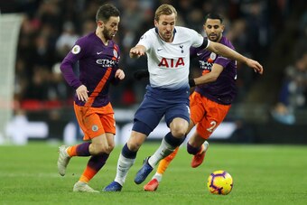 LONDON, ENGLAND - OCTOBER 29:  Harry Kane of Tottenham Hotspur battles for possession with Bernardo Silva of Manchester City during the Premier League match between Tottenham Hotspur and Manchester City at Wembley Stadium on October 29, 2018 in London, Un
