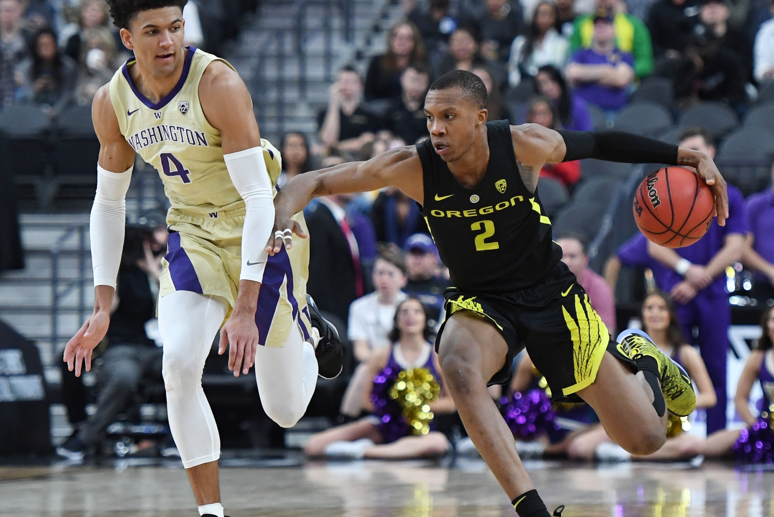 LAS VEGAS, NEVADA - MARCH 16:  Louis King #2 of the Oregon Ducks brings the ball up the court against Matisse Thybulle #4 of the Washington Huskies during the championship game of the Pac-12 basketball tournament at T-Mobile Arena on March 16, 2019 in Las