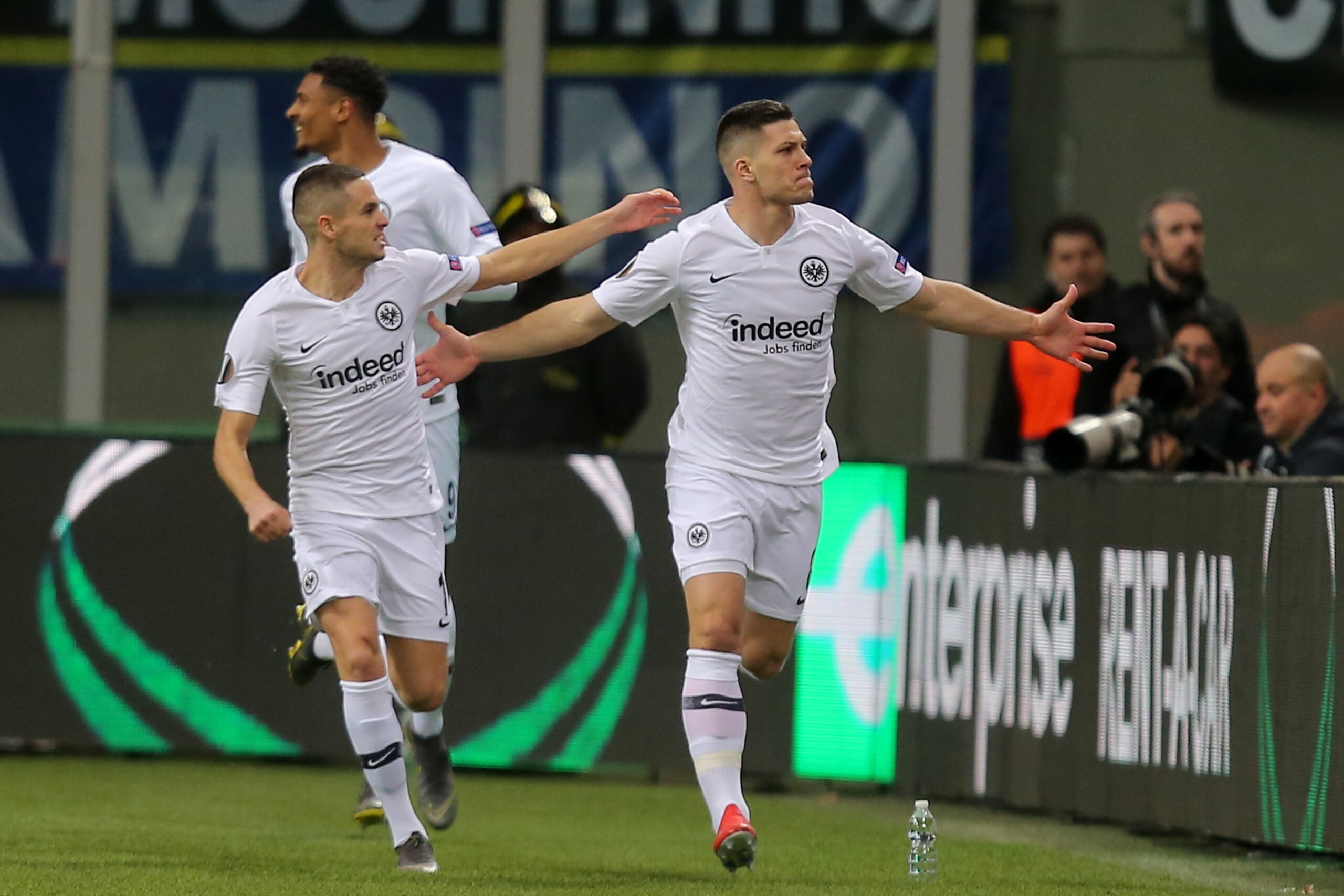 MILAN, ITALY - MARCH 14: Mijat Gacinovic of Eintracht Frankfurt and Luka Jovic of Eintracht Frankfurt celebrate during the UEFA Europa League Round of 16 Second Leg match between FC Internazionale and Eintracht Frankfurt at San Siro on March 14, 2019 in M MILAN, ITALY - MARCH 14: Mijat Gacinovic of Eintracht Frankfurt and Luka Jovic of Eintracht Frankfurt celebrate during the UEFA Europa League Round of 16 Second Leg match between FC Internazionale and Eintracht Frankfurt at San Siro on March 14, 2019 in M