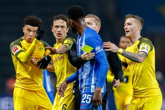 BERLIN, GERMANY - MARCH 16: Jadon Sancho of Borussia Dortmund speak with Thomas Delaney of Borussia Dortmund, Jordan Torunarigha of Hertha BSC Berlin, Marco Reus of Borussia Dortmund streit, referee Tobias Welz during the Bundesliga match between Hertha B