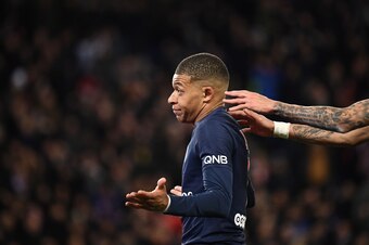 TOPSHOT - Paris Saint-Germain's French forward Kylian Mbappe celebrates after scoring a goal during the French L1 football match Paris Saint-Germain (PSG) vs Olympique de Marseille (OM), on March 17, 2019 at the Parc des Princes stadium in Paris. (Photo b