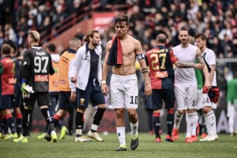 Juventus' Argentine forward Paulo Dybala (C) leaves the pitch at the end of the Italian Serie A football Match Genoa vs Juventus on March 17, 2019 at the Luigi-Ferraris stadium in Genoa. (Photo by Marco BERTORELLO / AFP)        (Photo credit should read M