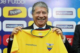 Colombian Hernan Dario 'El Bolillo' Gomez poses with Ecuador's national team jersey, during a press conference at the Ecuadoran Football Federation auditorium in Guayaquil, on August 01, 2018, where he was officialy presented as the new team coach. (Photo