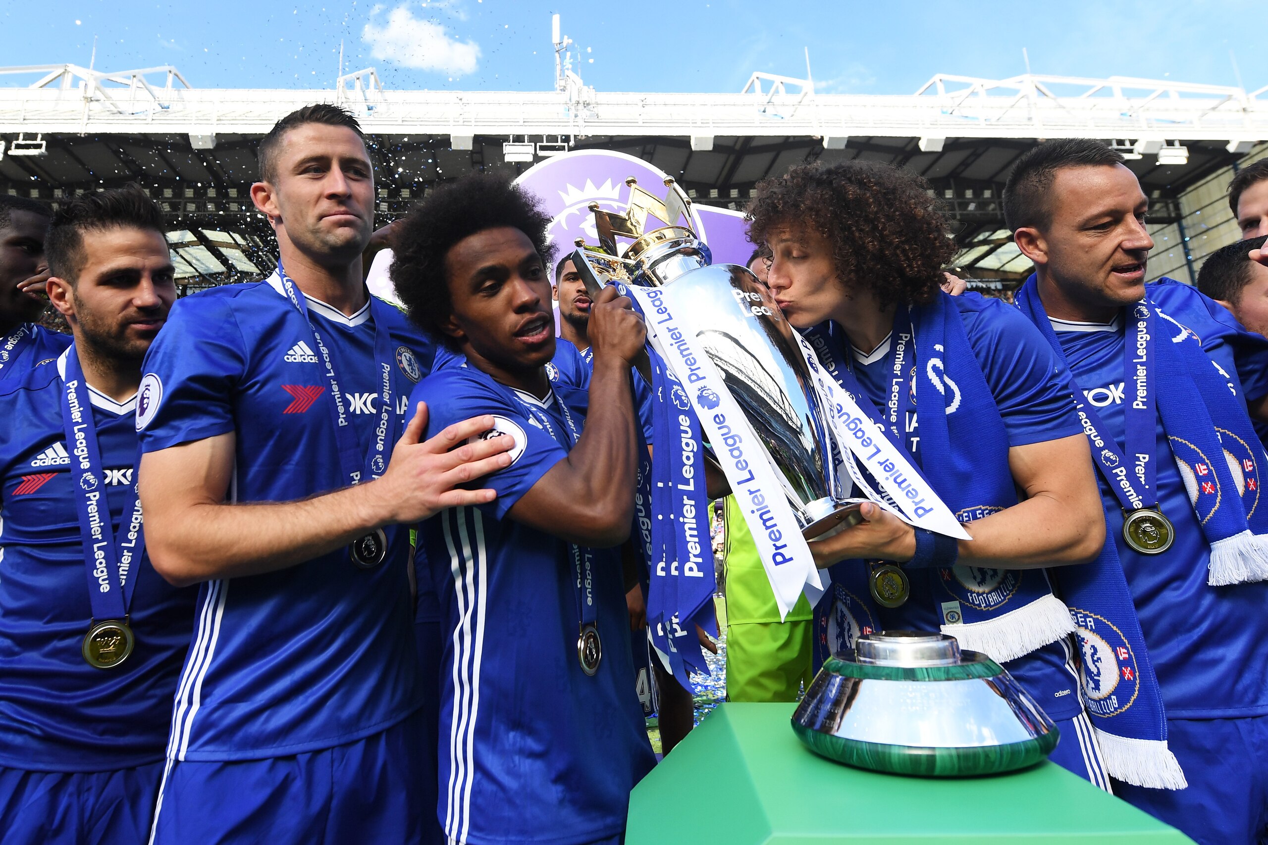 LONDON, ENGLAND - MAY 21: Willian of Chelsea and David Luiz of Chelsea celebrate with the Premier League Trophy after the Premier League match between Chelsea and Sunderland at Stamford Bridge on May 21, 2017 in London, England. (Photo by Michael Regan/G LONDON, ENGLAND - MAY 21: Willian of Chelsea and David Luiz of Chelsea celebrate with the Premier League Trophy after the Premier League match between Chelsea and Sunderland at Stamford Bridge on May 21, 2017 in London, England. (Photo by Michael Regan/G