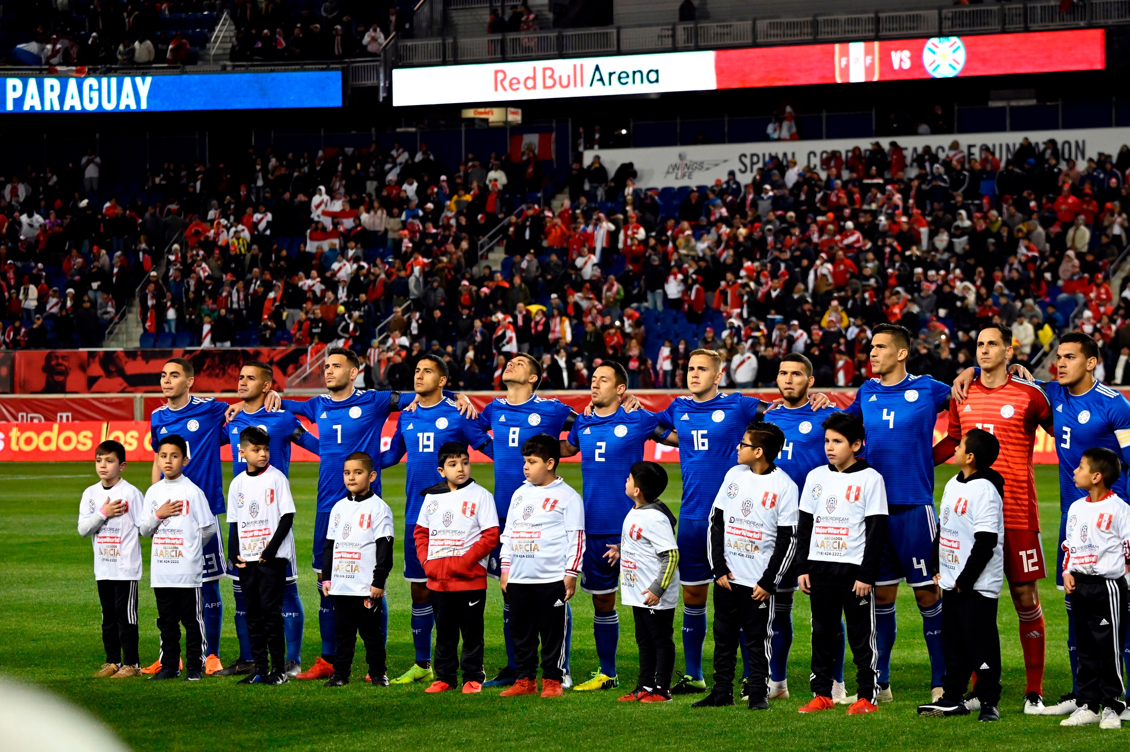 Paraguay's team pose for a group picture prior to the international friendly match between Peru and Paraguay at Red Bull Arena in New Jersey on March 22, 2019. (Photo by Johannes EISELE / AFP)        (Photo credit should read JOHANNES EISELE/AFP/Getty Ima