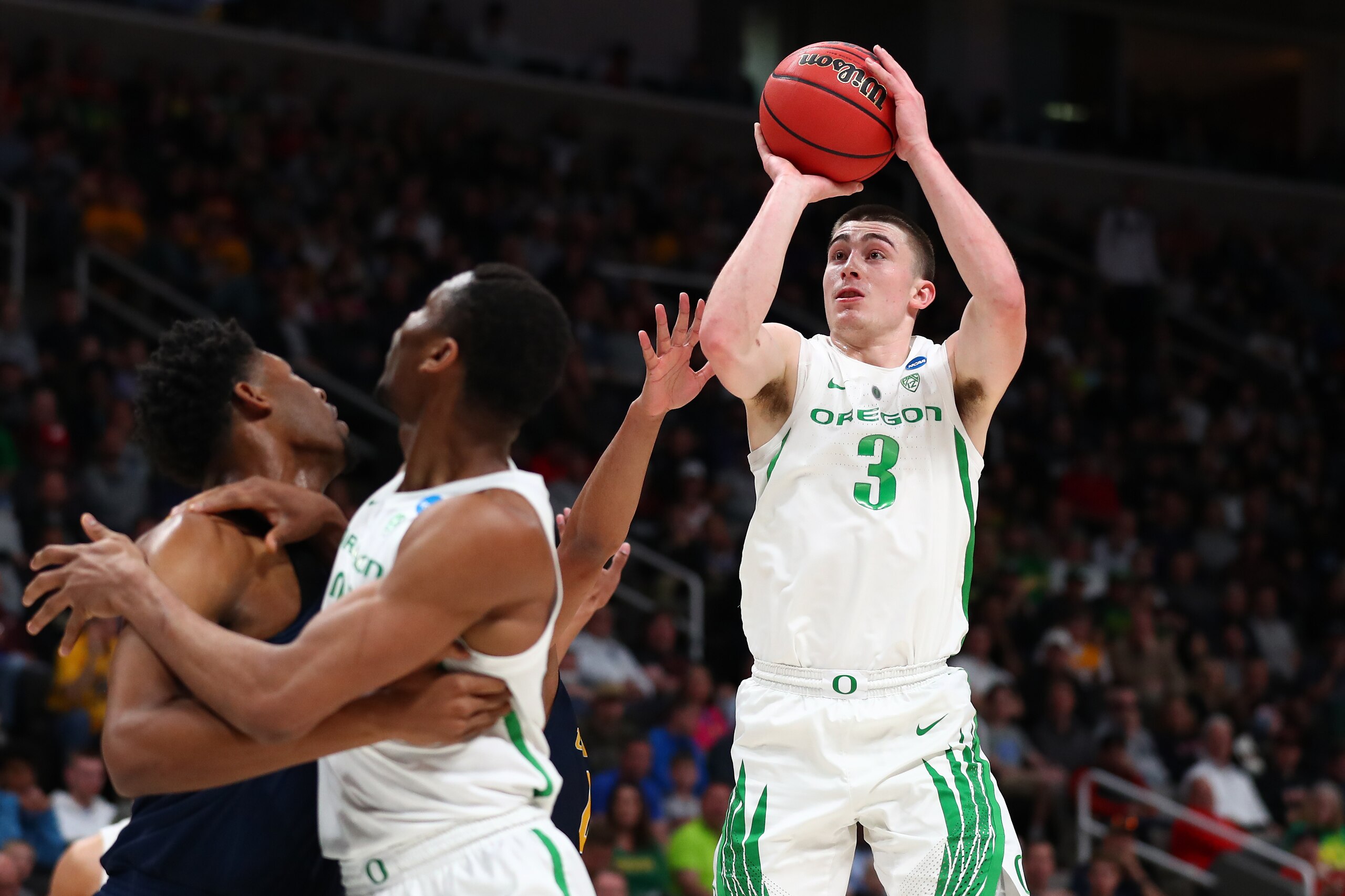 SAN JOSE, CALIFORNIA - MARCH 24: Payton Pritchard #3 of the Oregon Ducks shoots against the UC Irvine Anteaters in the first half during the second round of the 2019 NCAA Men's Basketball Tournament at SAP Center on March 24, 2019 in San Jose, California.