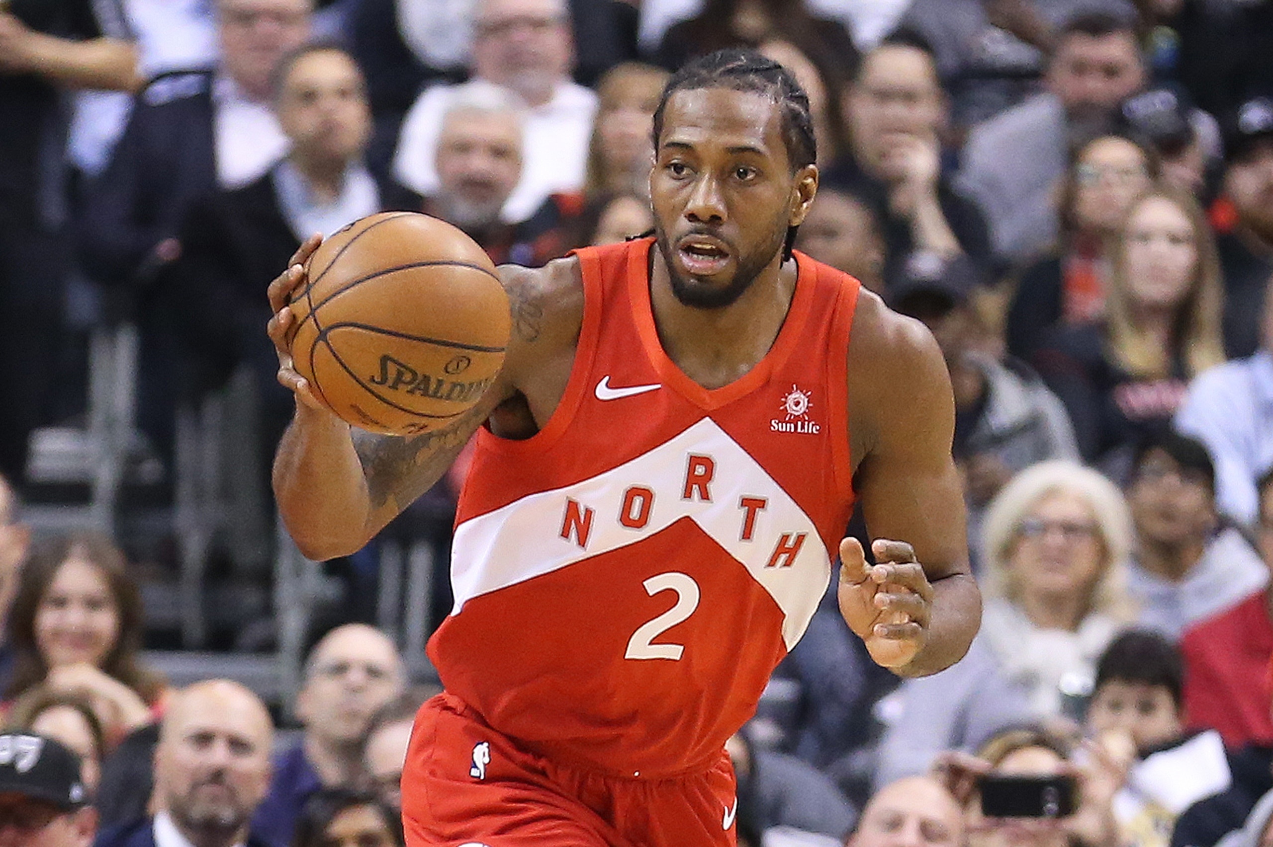 TORONTO, ON - MARCH 26: Kawhi Leonard #2 of the Toronto Raptors brings the ball up court against the Chicago Bulls during an NBA game at Scotiabank Arena on March 26, 2019 in Toronto, Ontario, Canada. The Raptors defeated the Bulls 112-103. NOTE TO USER: TORONTO, ON - MARCH 26: Kawhi Leonard #2 of the Toronto Raptors brings the ball up court against the Chicago Bulls during an NBA game at Scotiabank Arena on March 26, 2019 in Toronto, Ontario, Canada. The Raptors defeated the Bulls 112-103. NOTE TO USER: