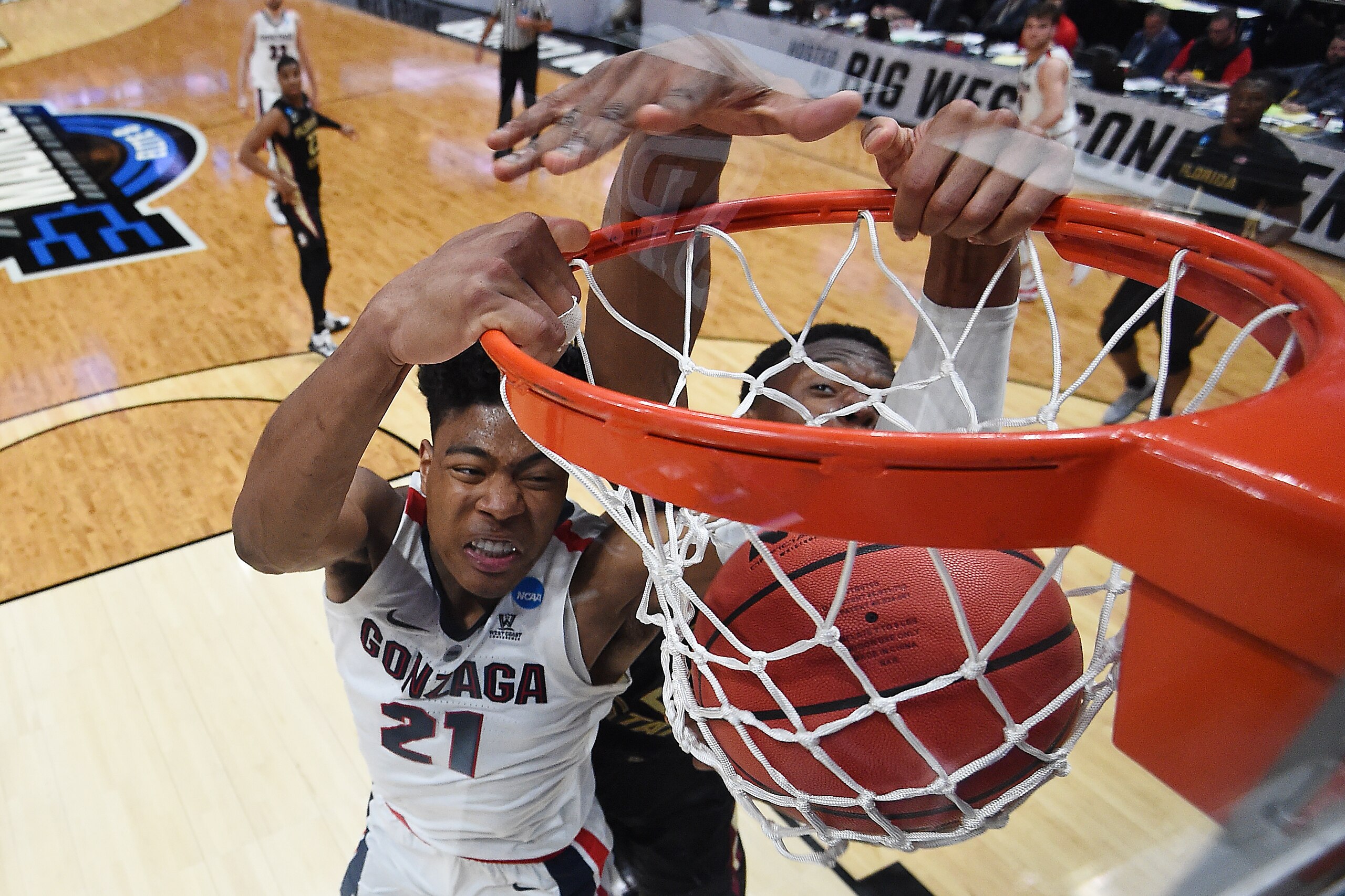 ANAHEIM, CALIFORNIA - MARCH 28: Rui Hachimura #21 of the Gonzaga Bulldogs dunks the ball against Mfiondu Kabengele #25 of the Florida State Seminoles during the 2019 NCAA Men's Basketball Tournament West Regional at Honda Center on March 28, 2019 in Anahe ANAHEIM, CALIFORNIA - MARCH 28: Rui Hachimura #21 of the Gonzaga Bulldogs dunks the ball against Mfiondu Kabengele #25 of the Florida State Seminoles during the 2019 NCAA Men's Basketball Tournament West Regional at Honda Center on March 28, 2019 in Anahe