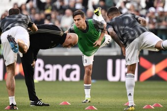 Juventus' Argentine forward Paulo Dybala (c) warms up prior to the Italian Serie A football match Juventus vs Empoli on March 30, 2019 at the Juventus stadium in Turin. (Photo by Marco BERTORELLO / AFP)        (Photo credit should read MARCO BERTORELLO/AF