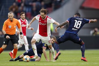 (L-R) referee Bjorn Kuipers, Nico Tagliafico of Ajax, Daley Blind of Ajax, Daniel Schwaab of PSV, Pablo Rosario of PSV during the Dutch Eredivisie match between Ajax Amsterdam and PSV Eindhoven at the Johan Cruijff Arena on March 31, 2019 in Amsterdam, Th