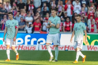 FREIBURG IM BREISGAU, GERMANY - MARCH 30: Robert Lewandowski of Bayern Muenchen, Niklas Suele of Bayern Muenchen and Joshua Kimmich of Bayern Muenchen look dejected during the Bundesliga match between Sport-Club Freiburg and FC Bayern Muenchen at Schwarzw