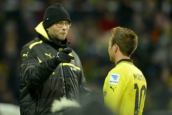 Dortmund's head coach Juergen Klopp (L) speaks with Dortmund's Mario Goetze during the German first division Bundesliga football match Werder Bremen vs Borussia Dortmund at the Weser stadium in Bremen on January 19, 2013.   AFP PHOTO / ODD ANDERSEN       