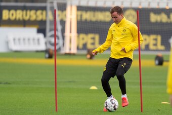 DORTMUND, GERMANY - MARCH 26: Mario Goetze of Borussia Dortmund controls the ball during a training session at the Borussia Dortmund training center on March 26, 2019 in Dortmund, Germany. (Photo by TF-Images/Getty Images)