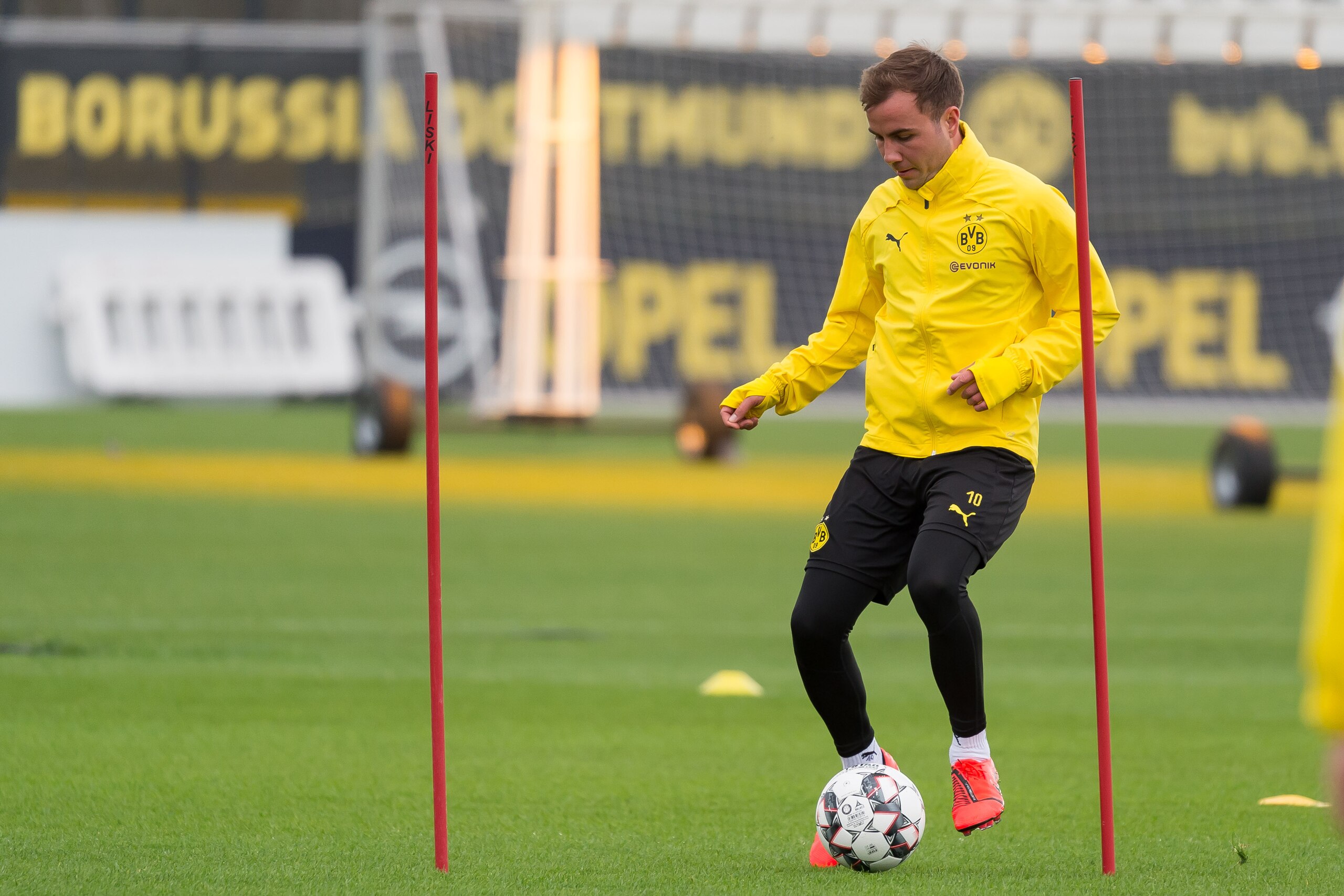 DORTMUND, GERMANY - MARCH 26: Mario Goetze of Borussia Dortmund controls the ball during a training session at the Borussia Dortmund training center on March 26, 2019 in Dortmund, Germany. (Photo by TF-Images/Getty Images)