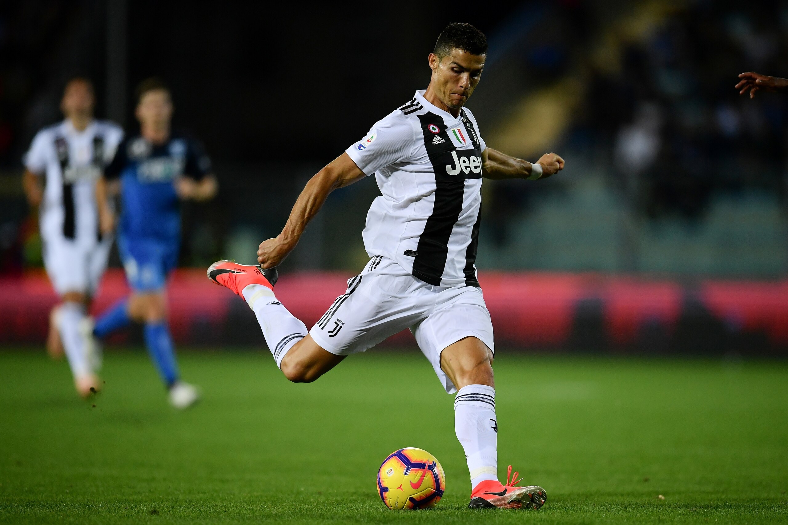 TOPSHOT - Juventus' Portuguese forward Cristiano Ronaldo shoots and scores a second goal during the Italian Serie A football match between Empoli and Juventus on October 27, 2018 at the Carlo Castellani Stadium in Empoli. (Photo by MARCO BERTORELLO / AFP)