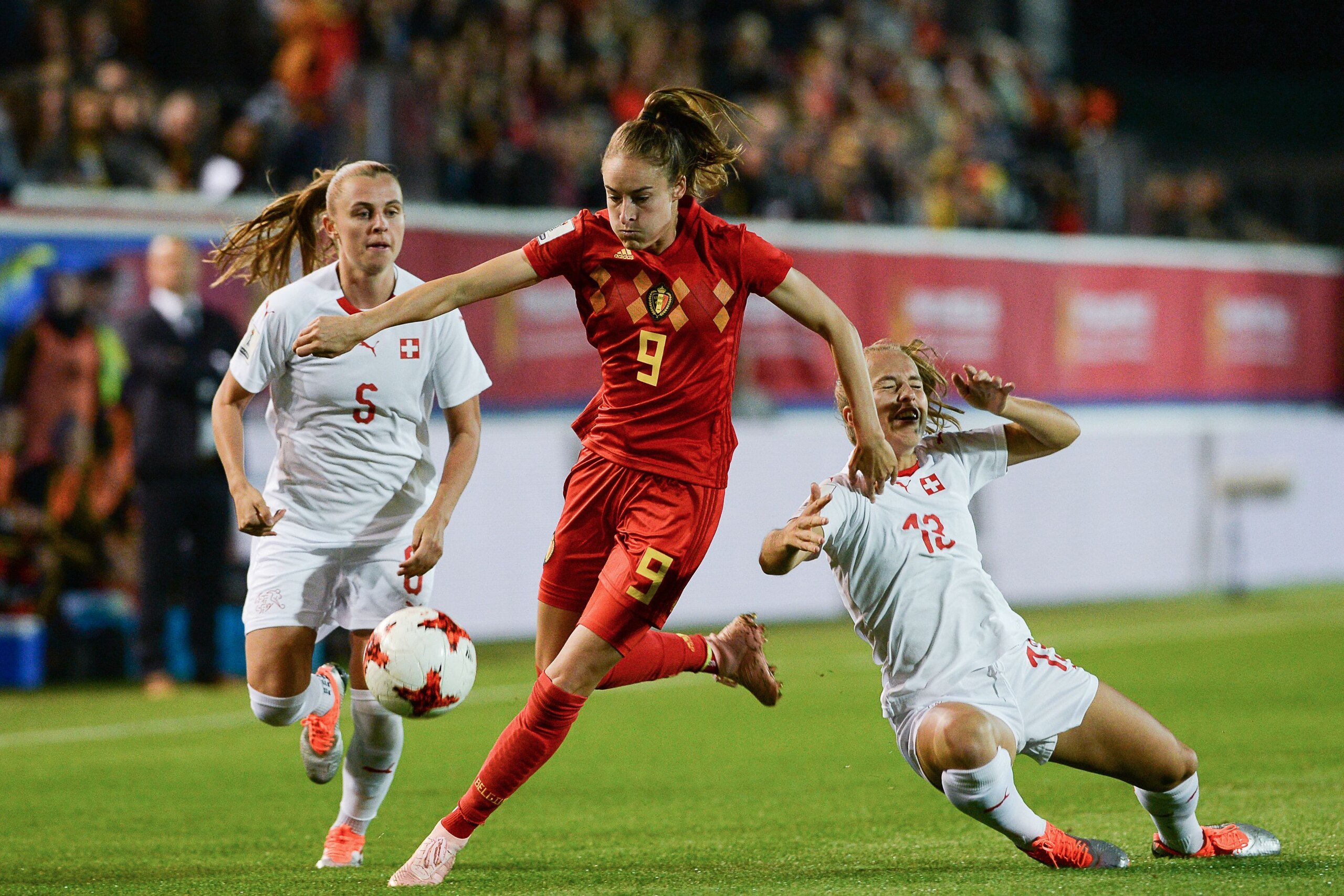 Belgium's forward Tessa Wullaert vies with Switzerland's defender Noelle Maritz and Switzerland's midfielder Lia Walti during the Women's 2019 World Cup qualification football match between Belgium and Switzerland, on October 5, 2018, in Leuven. (Photo by