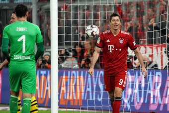 MUNICH, GERMANY - APRIL 06: Robert Lewandowski of Bayern Munich celebrates after scoring fifth goal during the Bundesliga match between FC Bayern Muenchen and Borussia Dortmund at Allianz Arena on April 06, 2019 in Munich, Germany. (Photo by Koji Watanabe