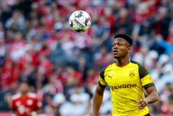 MUNICH, GERMANY - APRIL 06: Dan-Axel Zagadou of Borussia Dortmund controls the ball during the Bundesliga match between FC Bayern Muenchen and Borussia Dortmund at Allianz Arena on April 06, 2019 in Munich, Germany. (Photo by TF-Images/Getty Images)