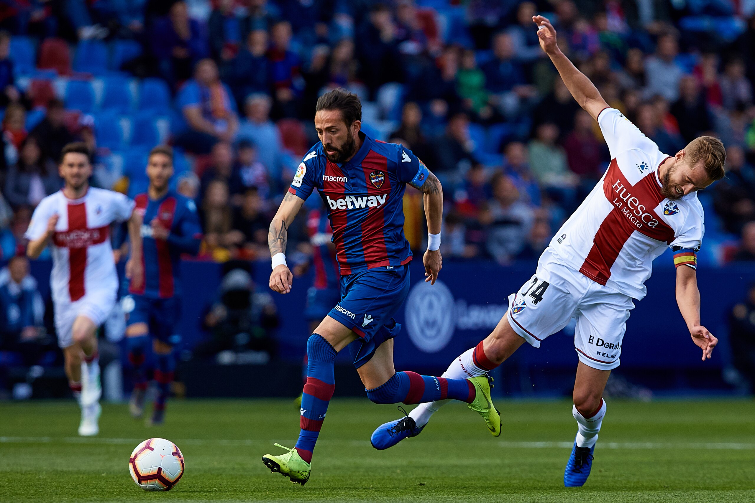VALENCIA, SPAIN - APRIL 07: Jose Luis Morales Nogales (L) of Levante UD competes for the ball with Pulido of SD Huesca during the La Liga match between Levante UD and SD Huesca at Ciutat de Valencia on April 7, 2019 in Valencia, Spain. (Photo by David Ali VALENCIA, SPAIN - APRIL 07: Jose Luis Morales Nogales (L) of Levante UD competes for the ball with Pulido of SD Huesca during the La Liga match between Levante UD and SD Huesca at Ciutat de Valencia on April 7, 2019 in Valencia, Spain. (Photo by David Ali