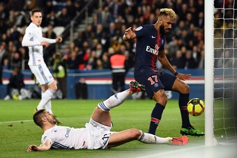 Paris Saint-Germain's Cameroonian forward Eric Choupo-Moting (R) fails to score a goal during the French L1 football match Paris Saint-Germain (PSG) vs Strasbourg, on April 7, 2019 at the Parc des Princes stadium in Paris. (Photo by Anne-Christine POUJOUL
