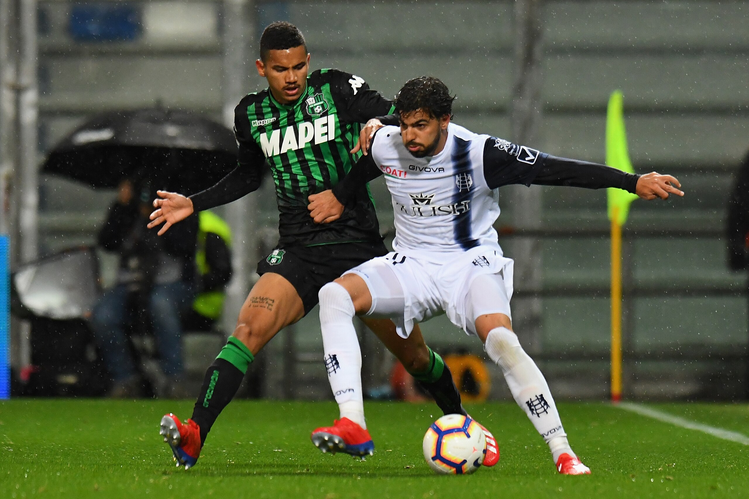 REGGIO NELL'EMILIA, ITALY - APRIL 04: Rogerio of Sassuolo competes for the ball with Medhi Leris of Chievo Verona during the Serie A match between US Sassuolo and Chievo at Mapei Stadium - Citta' del Tricolore on April 4, 2019 in Reggio nell'Emilia, Italy