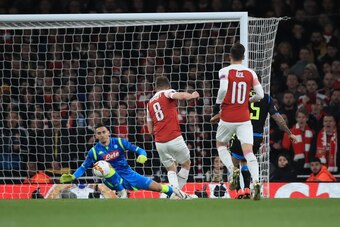 LONDON, ENGLAND - APRIL 11: Aaron Ramsey of Arsenal scores the opening goal during the UEFA Europa League Quarter Final First Leg match between Arsenal and S.S.C. Napoli at Emirates Stadium on April 11, 2019 in London, England. (Photo by Marc Atkins/Getty