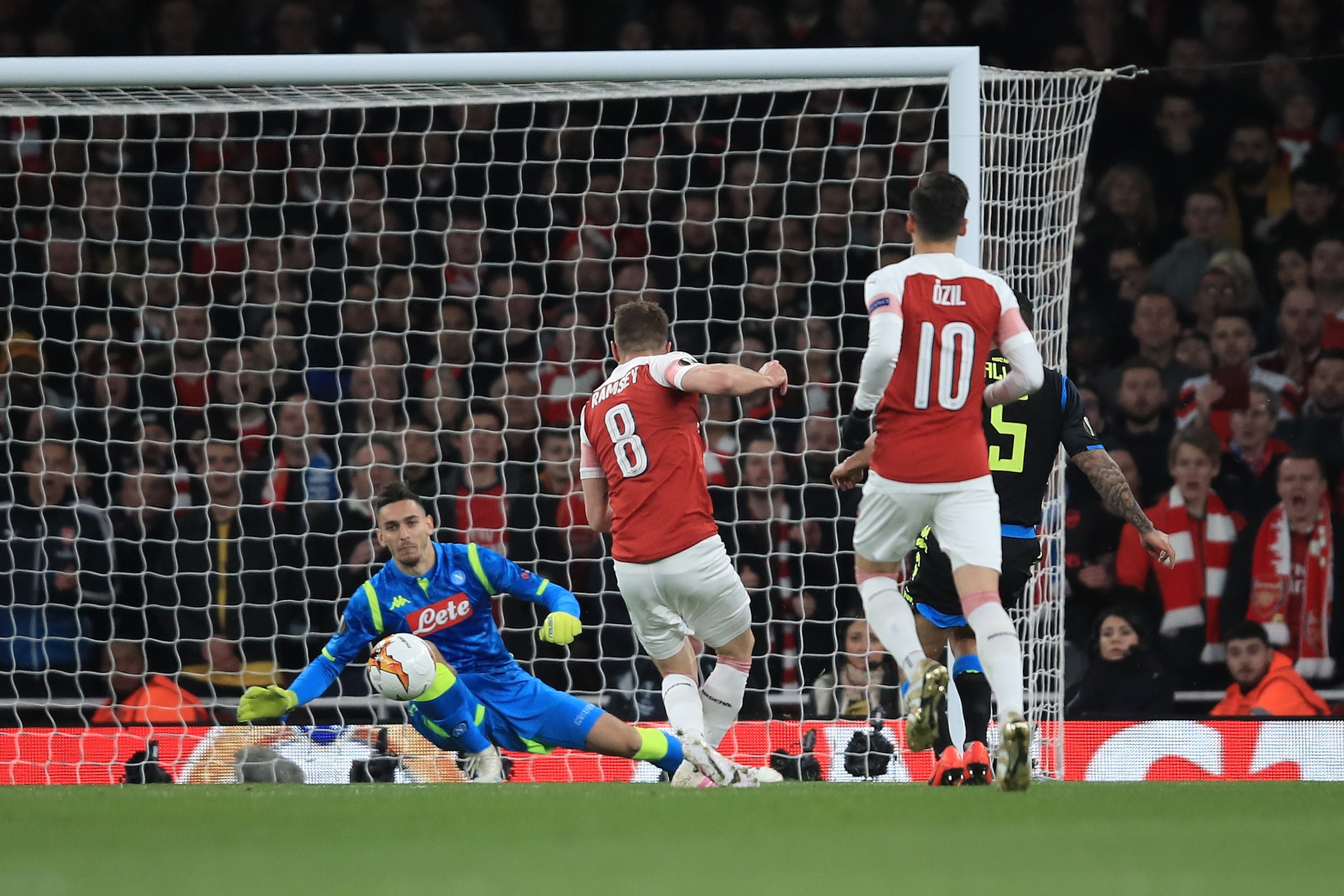 LONDON, ENGLAND - APRIL 11: Aaron Ramsey of Arsenal scores the opening goal during the UEFA Europa League Quarter Final First Leg match between Arsenal and S.S.C. Napoli at Emirates Stadium on April 11, 2019 in London, England. (Photo by Marc Atkins/Getty